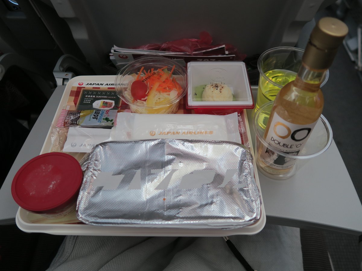 activa763's tweet photo. 2019年4月 日本航空 JL87 羽田→広州 エコノミークラスの昼食です。

メインはすき焼きです、このメニューは初めて！めっちゃおいしいです

＃日本航空 #JAL ＃機内食 #Inflight #sukiyaki ＃すき焼き https://t.co/oNtManMb4T