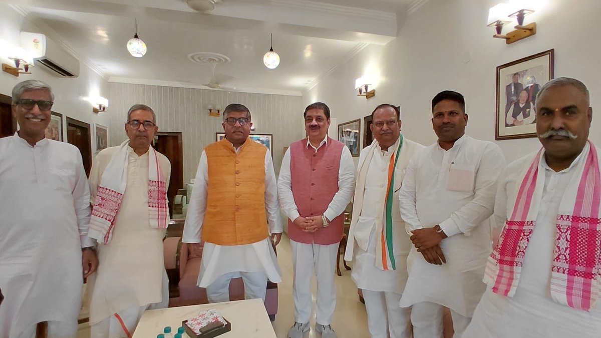 rsprasad's tweet photo. आज 80वें स्वतंत्रता दिवस के शुभ अवसर पर अपने पटना स्थित आवास पर ध्वजारोहण किया। इस पावन अवसर पर राष्ट्रीय स्वयंसेवक संघ के वरिष्ठ पदाधिकारियों, पार्टी के समर्पित कार्यकर्ताओं एवं क्षेत्र के सम्मानित नागरिकों से आत्मीय भेंट हुई।
  
इस अवसर पर सभी को स्वतंत्रता दिवस की हार्दिक बधाई एवं उज्ज्वल भविष्य की शुभकामनाएं प्रेषित की। #IndiaIndependenceDay