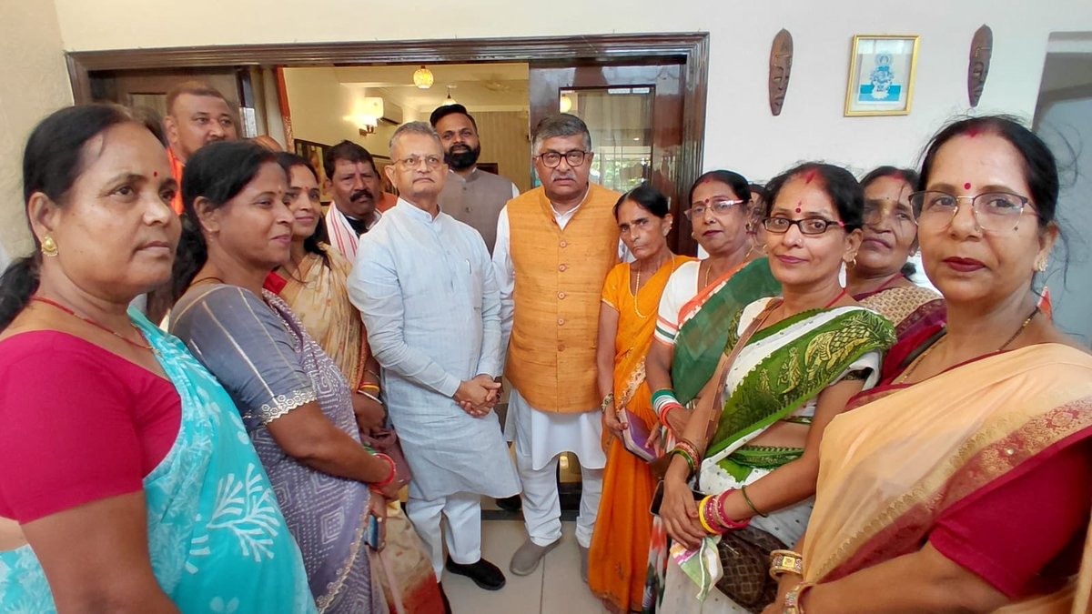 rsprasad's tweet photo. आज 80वें स्वतंत्रता दिवस के शुभ अवसर पर अपने पटना स्थित आवास पर ध्वजारोहण किया। इस पावन अवसर पर राष्ट्रीय स्वयंसेवक संघ के वरिष्ठ पदाधिकारियों, पार्टी के समर्पित कार्यकर्ताओं एवं क्षेत्र के सम्मानित नागरिकों से आत्मीय भेंट हुई।
  
इस अवसर पर सभी को स्वतंत्रता दिवस की हार्दिक बधाई एवं उज्ज्वल भविष्य की शुभकामनाएं प्रेषित की। #IndiaIndependenceDay
