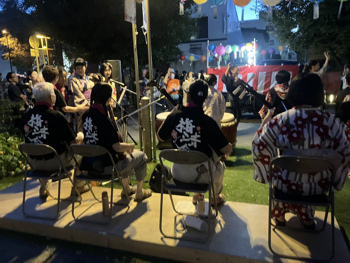 bamchamask's tweet photo. 三和・緑道商店会による緑道盆踊り。ずらりと並ぶ太鼓に三味線。マイクも3本で代わる代わるの北海盆歌。輪も少しずつ広がって、最後は長細い大きな円になりました。 https://t.co/oLcdPMeNdd