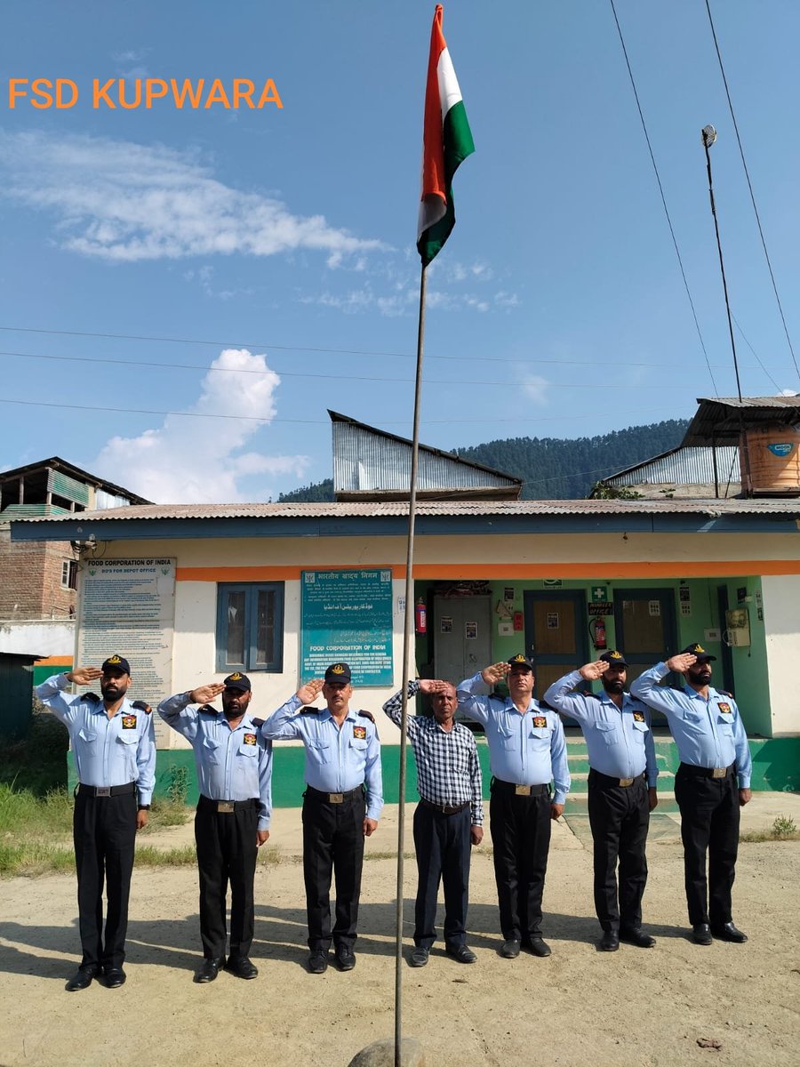 FCI_DO_Srinagar's tweet photo. भारतीय खाद्य निगम मंडल कार्यालय श्रीनगर के अंतर्गत आने वाले खाद्य गोदामों में भी 80वाँ स्वतंत्रता दिवस बड़े ही उत्साह के साथ ध्वजारोहण कर के मनाया गया।
#HarGharTiranga #JaiHindJaiBharat 
@gm https://t.co/cGyOgVIjIV