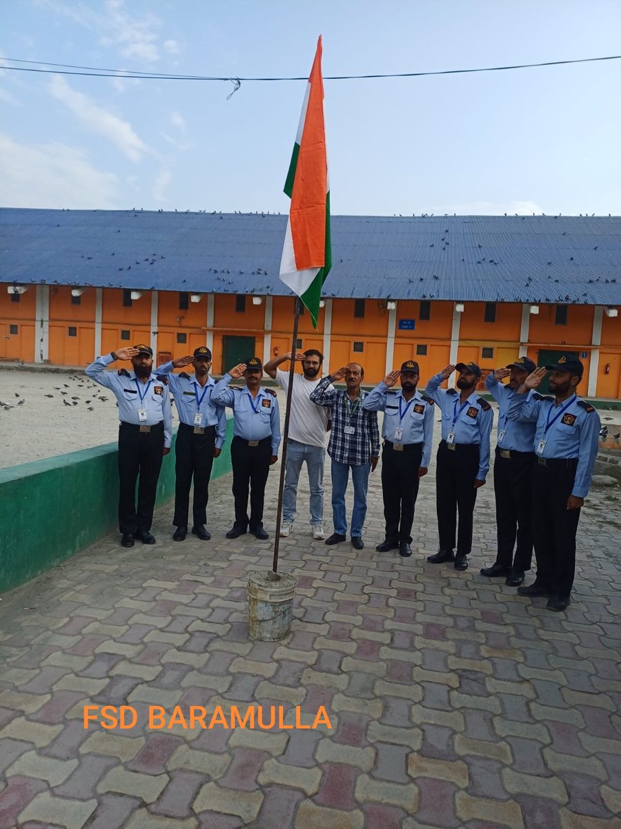 FCI_DO_Srinagar's tweet photo. भारतीय खाद्य निगम मंडल कार्यालय श्रीनगर के अंतर्गत आने वाले खाद्य गोदामों में भी 80वाँ स्वतंत्रता दिवस बड़े ही उत्साह के साथ ध्वजारोहण कर के मनाया गया।
#HarGharTiranga #JaiHindJaiBharat 
@gm https://t.co/cGyOgVIjIV
