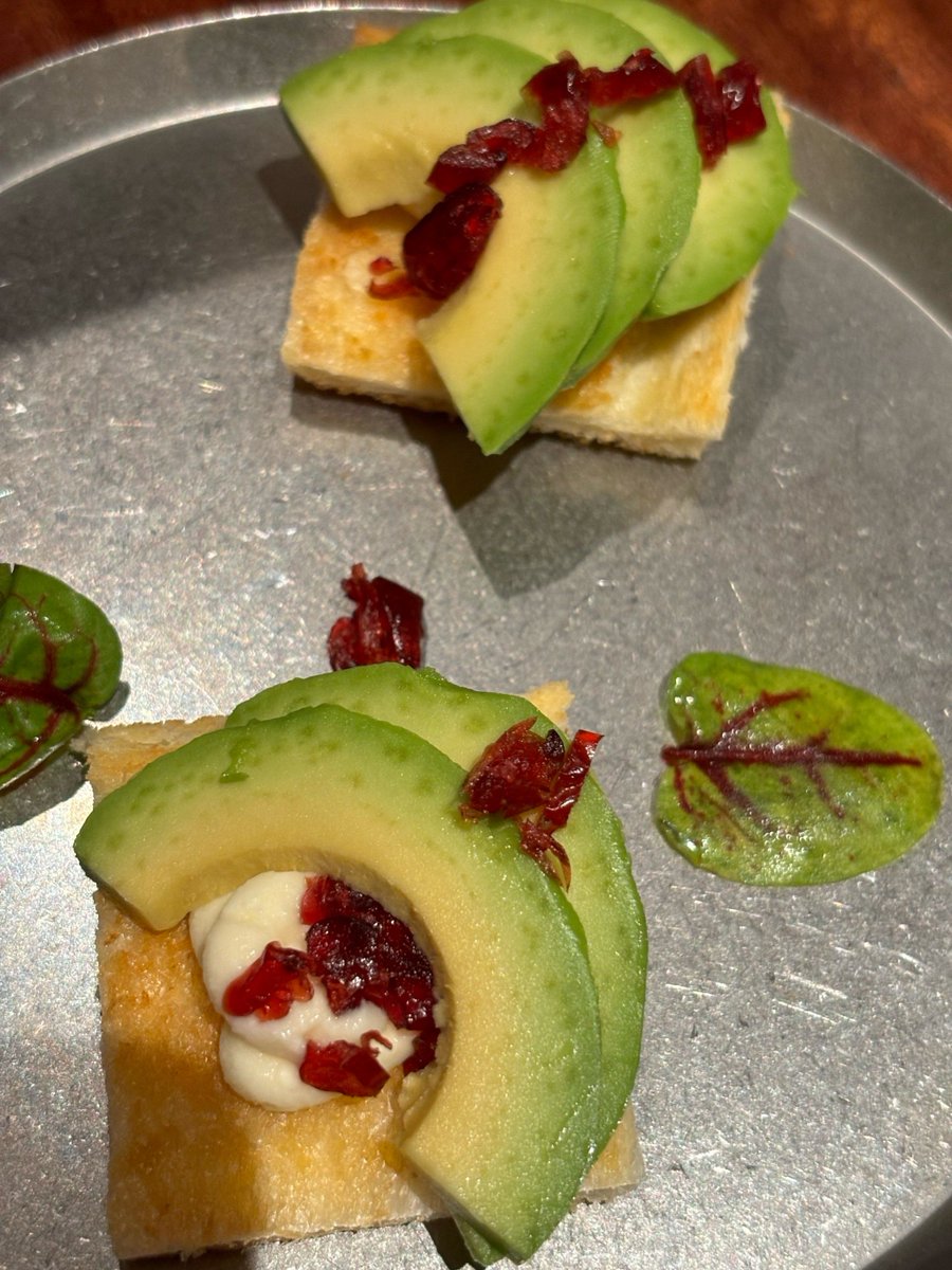 letilea83's tweet photo. Freshly made avocado toast with a sprinkle of chili flakes—my go-to quick and yummy breakfast on busy weekdays! ， https://t.co/QN2P8pyTf0