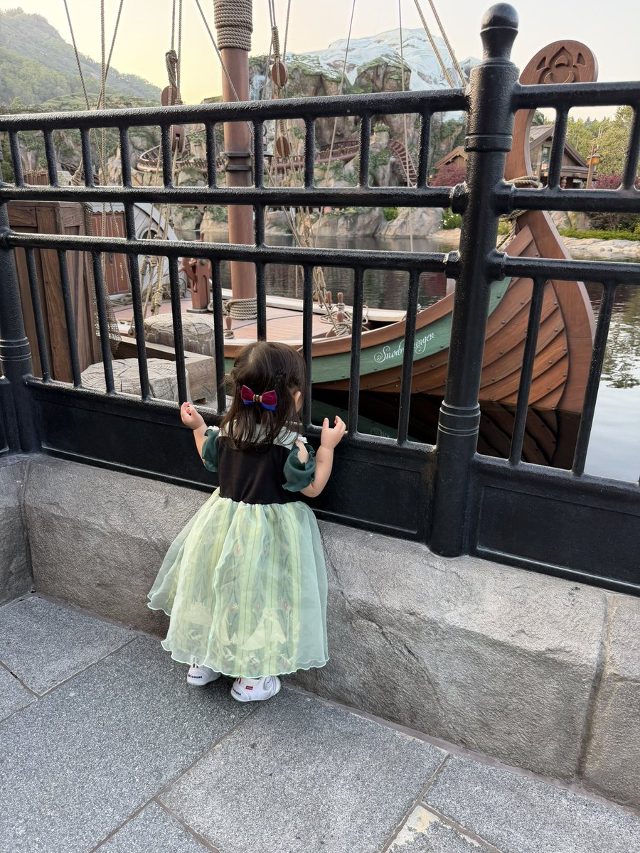 aririn0178's tweet photo. 大好きなアナの衣装たち👗💚💛
やっぱり開館式のドレスも好きだしサプライズのドレスも個人的に大好きすぎるやつ😘🌻
幼少期のぬいぐるみのドレスもレアすぎて香港で一目惚れして1日考えて忘れられなくて翌日即買った🥹🤟🏻🇭🇰💚🩵
1のピンク青のももちろん持ってる🩷💙 https://t.co/gGwjAZUnKw