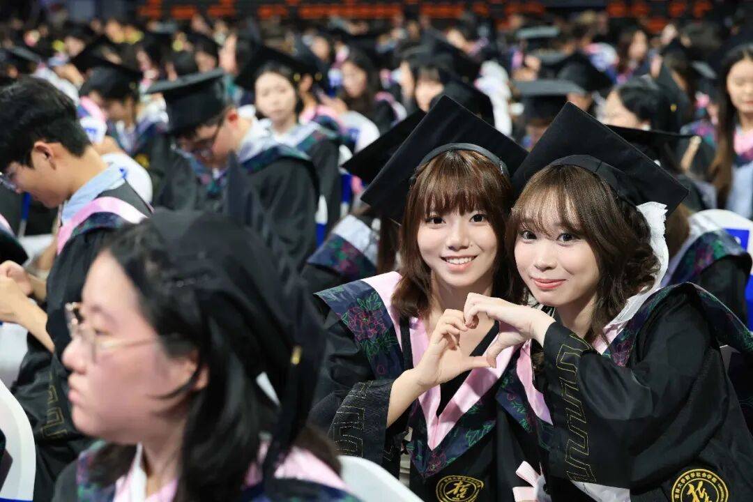 Freerider190's tweet photo. Grad cap on, diploma in hand —end of one chapter, start of infinite possibilities. Soaking in every last laugh with the people who made these years unbeatable. https://t.co/OAfEaW9FuH