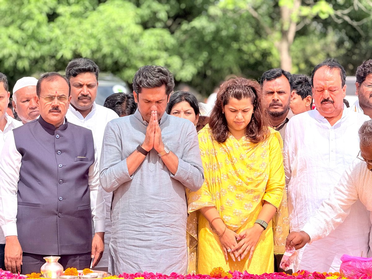 NamitaMundada's tweet photo. 📍चनई

केज विधानसभेच्या भाग्यविधात्या स्व. डॉ. सौ. विमलताई मुंदडा यांच्या जयंतीनिमित्त चनई येथील त्यांच्या स्मृतीस्थळी भेट देऊन पुष्पहार अर्पण केला आणि त्यांच्या पवित्र स्मृतींना विनम्र अभिवादन केले.

केज विधानसभा मतदारसंघातील जनतेच्या प्रश्नांसाठी सातत्याने कार्यरत राहून विकासाची दूरदृष्टी आणि लोकसेवेची तळमळ त्यांनी आपल्या कार्यातून सिद्ध केली. जनतेशी असलेली त्यांची नाळ, विकासासाठीची त्यांची धडपड आणि सेवाभावी कार्य आजही समाजकारणाच्या वाटचालीत प्रेरणादायी आहे.

याप्रसंगी अंबागोगआदरणीय नंदकिशोरजी (काकाजी) मुंदडा, श्री. अक्षय मुंदडा यांच्यासह स्व. विमलताईंवर प्रेम करणारे केज विधानसभा मतदारसंघातील मान्यवर व नागरिक उपस्थित होते.

#चनई #विमलताई_मुंदडा #जयंती #विनम्र_अभिवादन #ambajogai