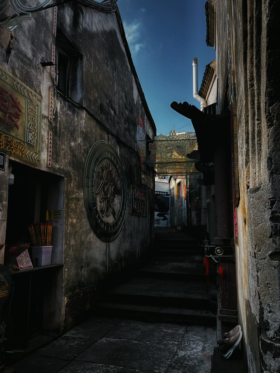 wpmintworld's tweet photo. A quiet corner of the city, golden afternoon light filtering through alley walls, catching the dust dancing on the empty street. https://t.co/xSJZNs310e