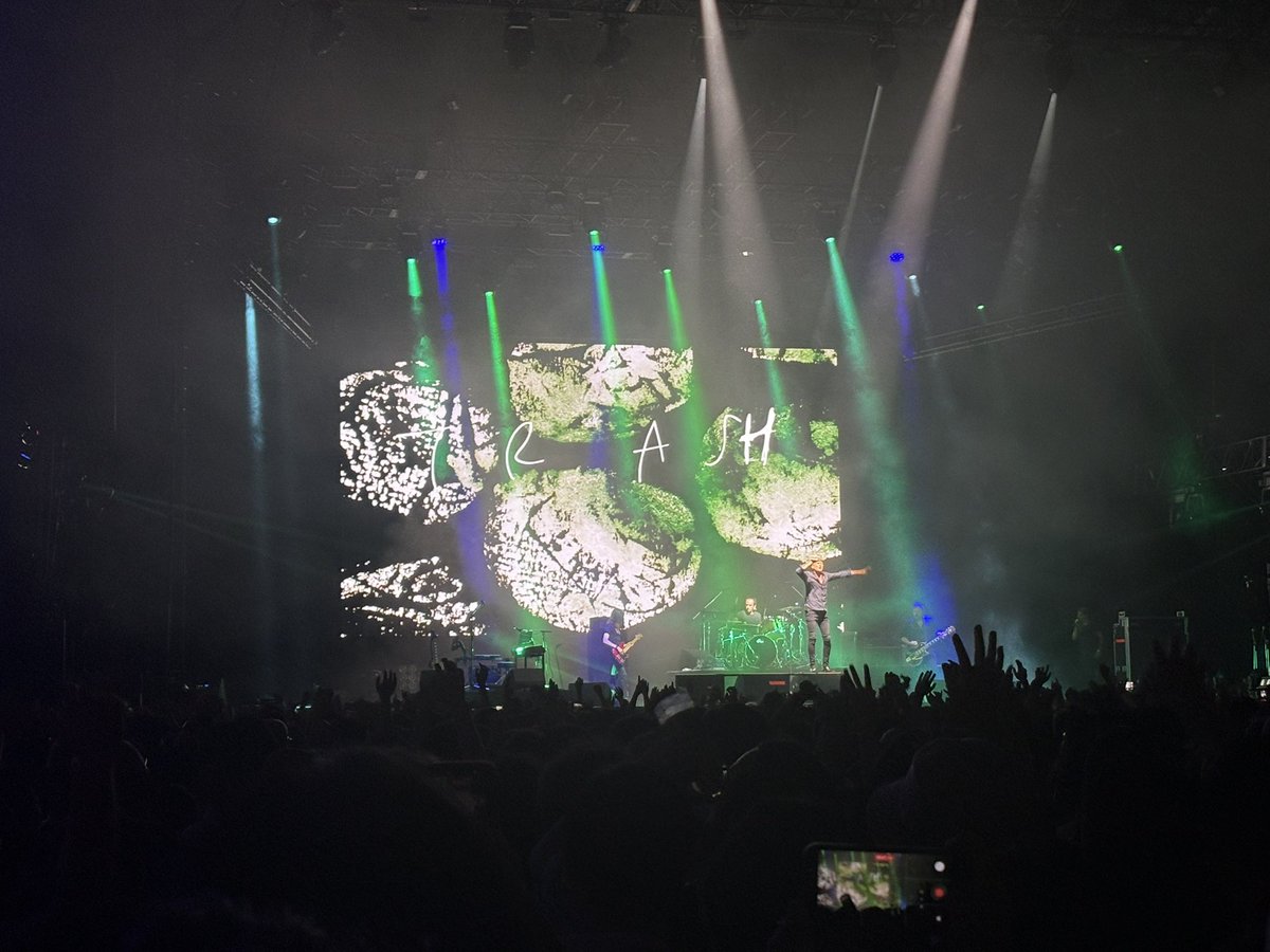 bladerunner23's tweet photo. Suedeのライブなんてなんぼ観てもいいですからね。ここで体力消耗するつもりなかったのにいつも通りの大合唱で喉カラカラです #サマソニ https://t.co/WOAXUo1lmz