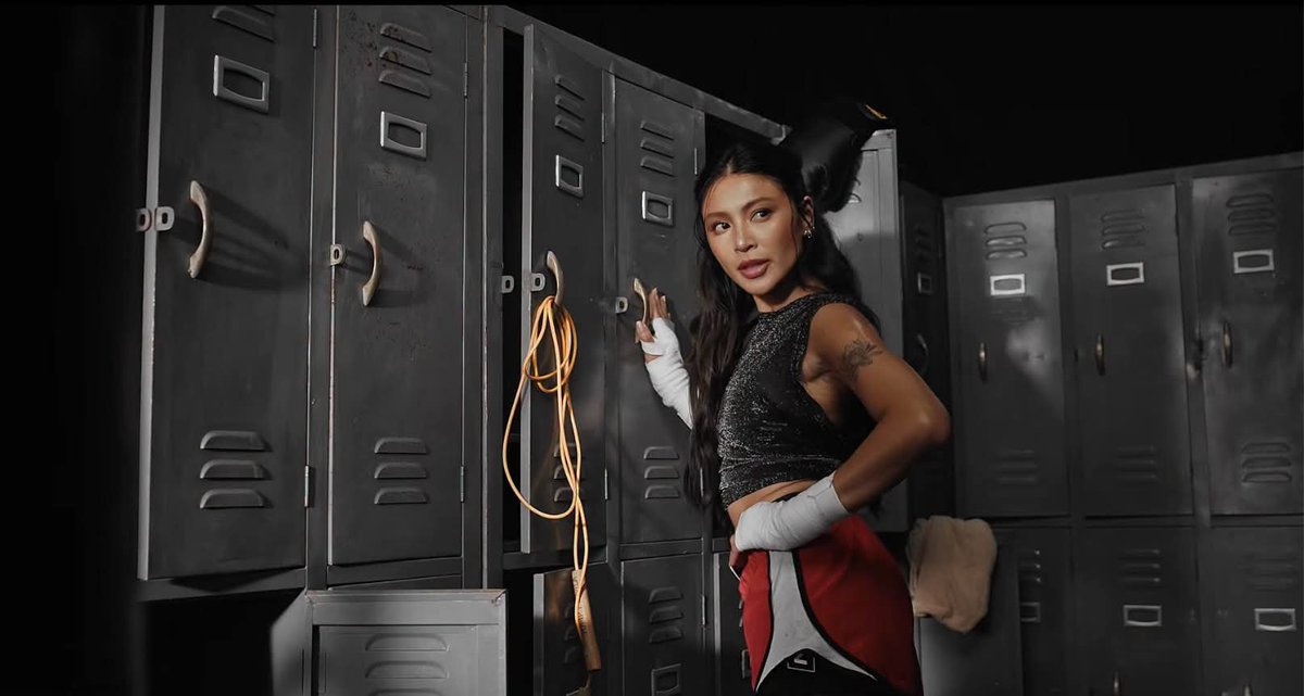 PilipinasToday_'s tweet photo. NADINE LUSTRE: MINSAN PRESIDENT, MINSAN BOXER 🔥

Tatlong taon ang nakalipas matapos i-release ang kanyang album na 'Overgrown,' inilabas nitong Agosto 14 ng actress-singer na si Nadine Lustre ang music video ng kanyang latest single na 'Personal.'

(Courtesy: Nadine Lustre/YouTube)

#PilipinasToday 
#NadineLustre 
#overgrown #Personal