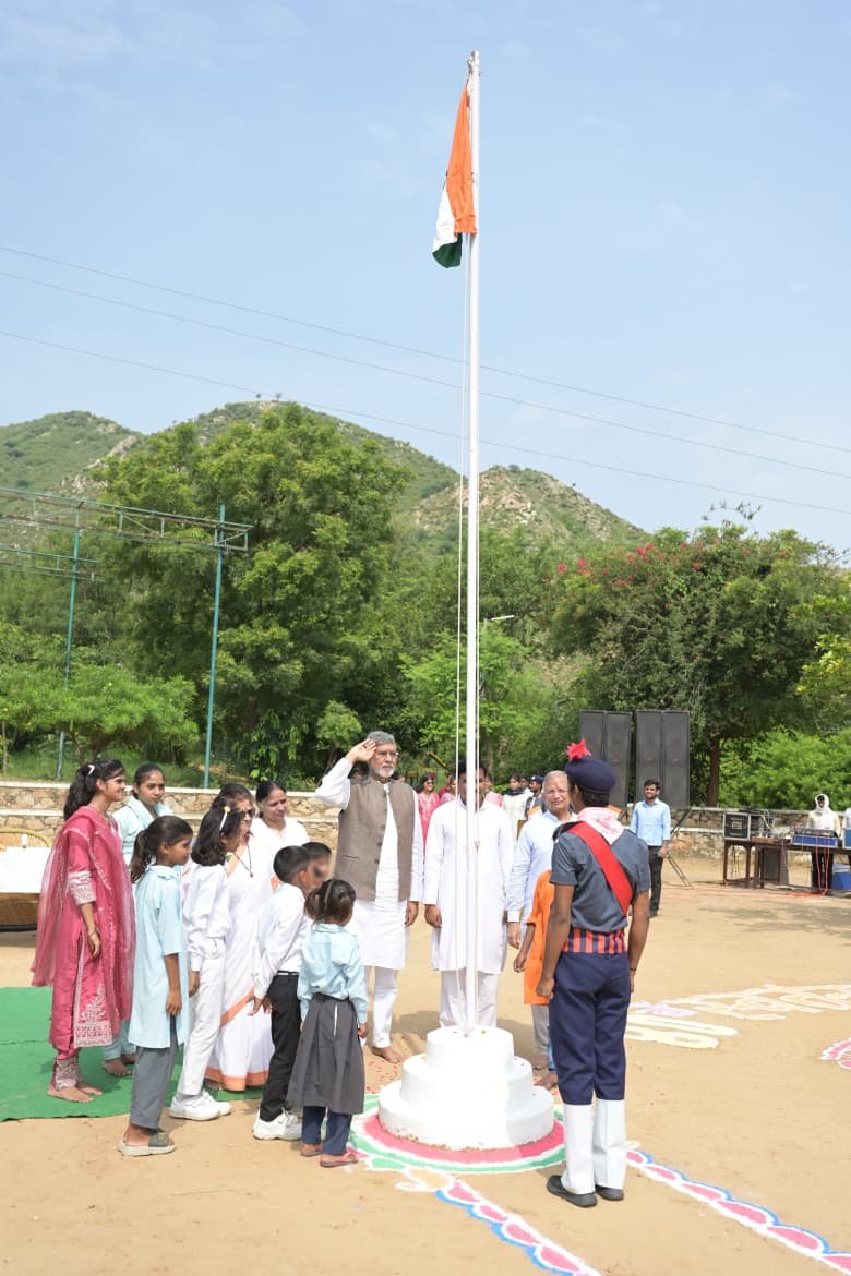 k_satyarthi's tweet photo. 80 वे स्वतंत्रता दिवस पर आप सबको बहुत-बहुत बधाई। हमेशा की तरह हमने यह पर्व राजस्थान में बाल आश्रम में अपने बच्चों के साथ मनाया। https://t.co/tPDv4oZjdC