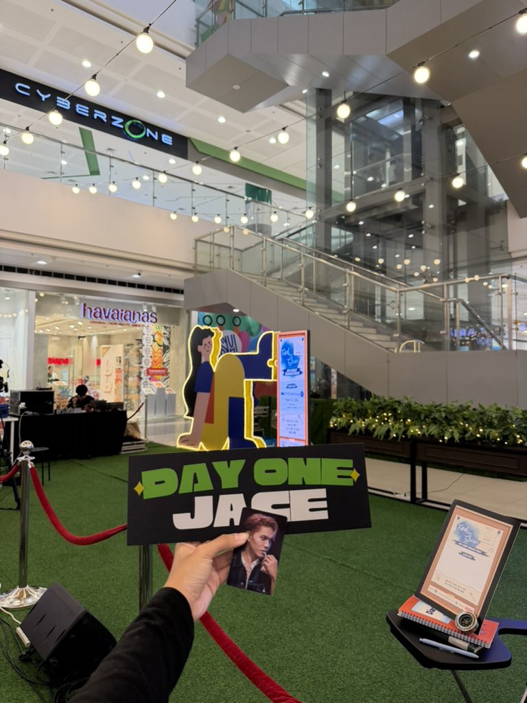 teamjaceofc's tweet photo. [🗞️]#JACE_NEWS

Here’s a sneek peek for Day One Jace Banner ♠️ 

Get your copy now in SM Telebastagan.

DAYONE STARTS AT SM TELABASTAGAN
#DAYONEFindTheirStories
#DAYONEOfficial #DAYONE_JACE @jaceofspadessss https://t.co/y1datlzZ72