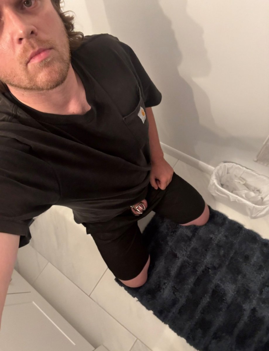 GoddessRoxy1201's tweet photo. He really thought sending me these photos was a good idea 😂.. Head in the bog, cage on, dignity completely gone. Go on then, have a look at what a pathetic little loser simp he is 😆 https://t.co/Bh2X4wDzu6
