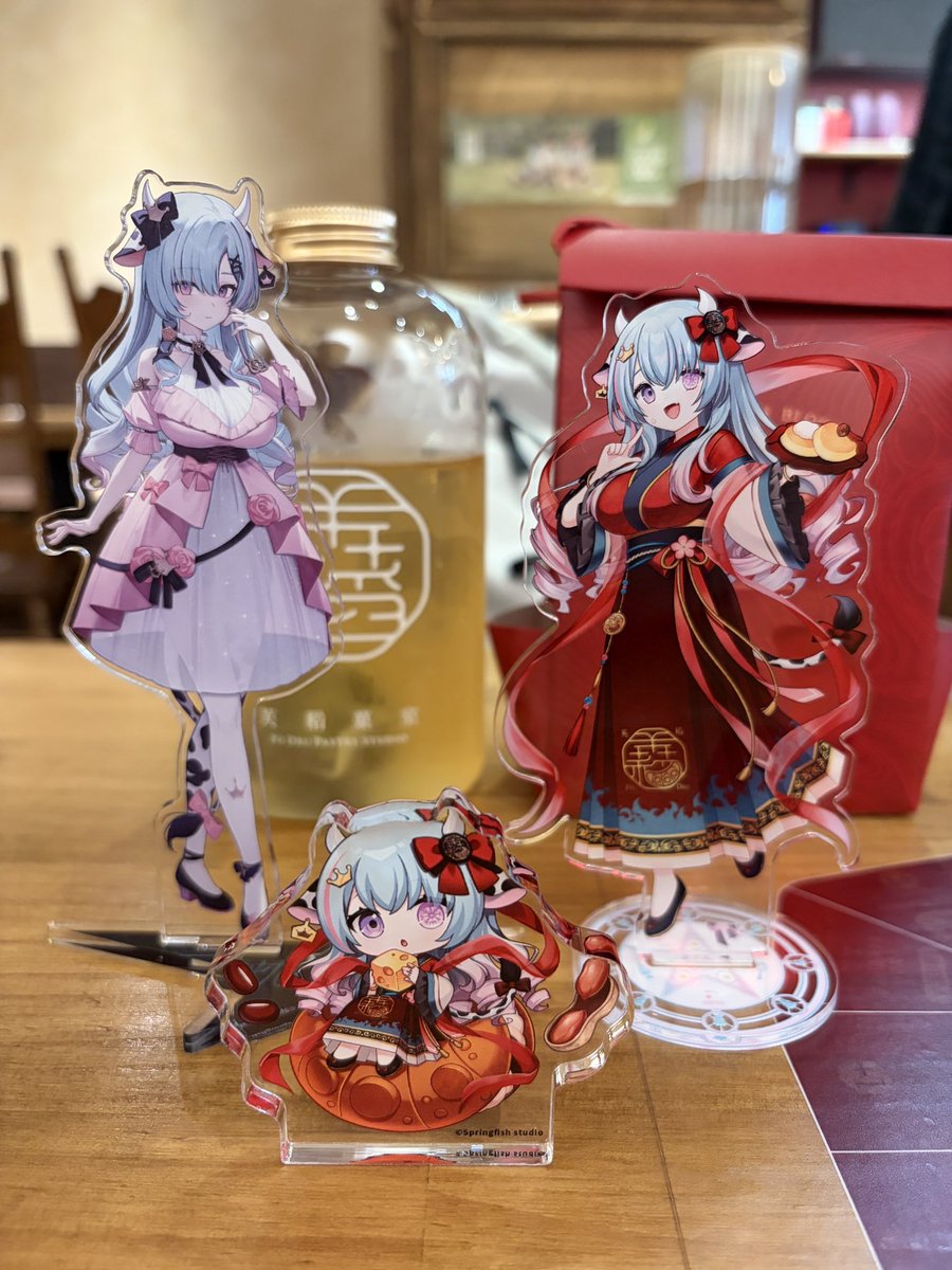 Elminster_Wu's tweet photo. 歐妲聯名舒芙蕾好吃，立牌可愛，地上還有魔法陣與眾神明庇佑大家，也彌補了上次合作沒能過來探訪的遺憾

消費滿2000元送店家自己的雨傘，還蠻有趣的，很適合夏季氣候
#歐妲 #Dearolda #大稻埕 https://t.co/panUftEe4E