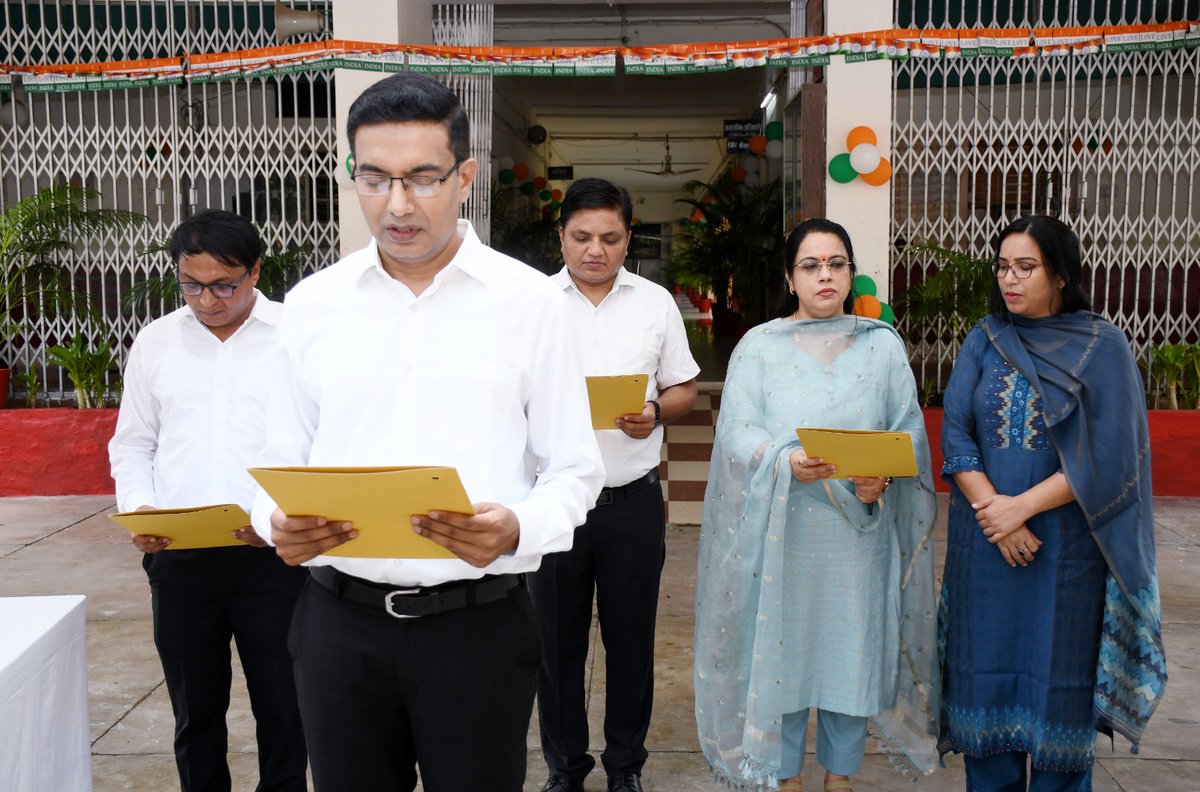 CommissionerPrg's tweet photo. 80वें स्वतंत्रता दिवस के अवसर पर आज कैंप कार्यालय एवं आयुक्त कार्यालय में अधिकारियों एवं कर्मचारियों की उपस्थिति में ध्वजारोहण किया। सभी से संविधान के प्रति निष्ठावान रहते हुए अपने मौलिक कर्तव्यों का पूरी ईमानदारी एवं प्रतिबद्धता के साथ निर्वहन करने का आह्वान किया।सार्वजनिक संपत्ति के संरक्षण, स्वच्छता एवं पर्यावरण के प्रति अपनी जिम्मेदारियों के निर्वहन पर विशेष जोर दिया। इस अवसर पर राष्ट्रगान एवं वंदे मातरम् का सामूहिक गायन भी किया गया।