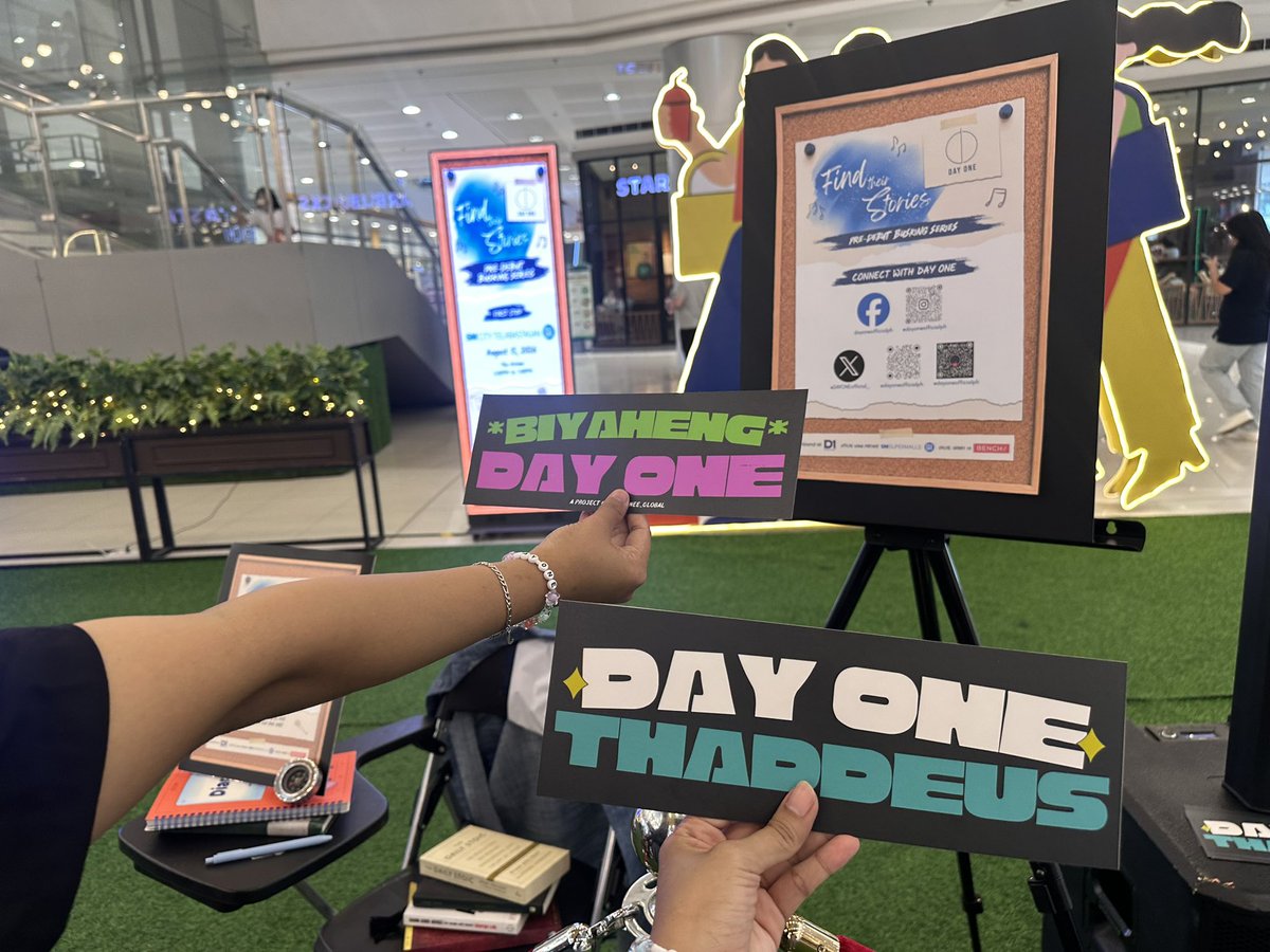 TeamThadOFC's tweet photo. Get you DAY ONE handbanner now! 💙

DAYONE STARTS AT SM TELABASTAGAN 
#DAYONEFindTheirStories #DAYONEOfficial #DAYONE_THADDEUS https://t.co/j95RcBfnic