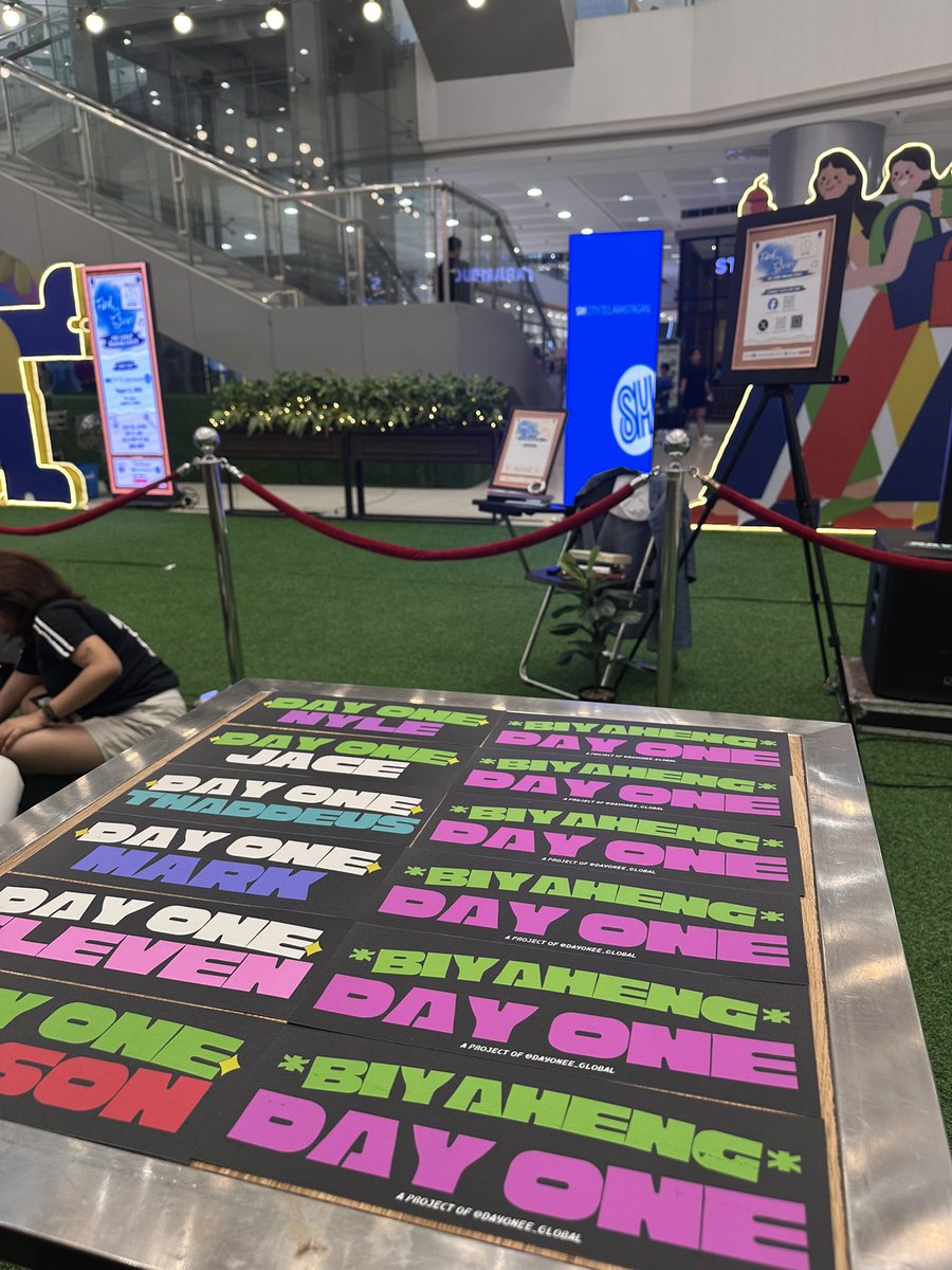 TeamThadOFC's tweet photo. Get you DAY ONE handbanner now! 💙

DAYONE STARTS AT SM TELABASTAGAN 
#DAYONEFindTheirStories #DAYONEOfficial #DAYONE_THADDEUS https://t.co/j95RcBfnic
