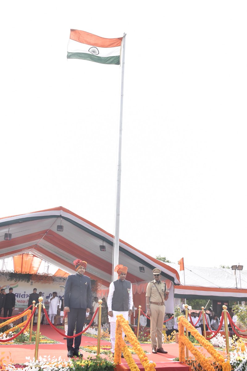 InfoPatan's tweet photo. શંખેશ્વરની પાવન ધરતી પર ૮૦મા સ્વાતંત્ર્ય પર્વની ગૌરવભેર ઉજવણી

મંત્રીશ્રી સ્વરૂપજી ઠાકોરના હસ્તે રાષ્ટ્રધ્વજ ફરકાવી તિરંગાને સલામી; વિકાસના સંકલ્પ સાથે પાટણને વિકસિત જિલ્લો બનાવવાનું આહવાન
@CMOGuj @InfoGujarat @swarupthakorbjp @CollectorPatan @DDO_PATAN @RACPatan https://t.co/9JumOoFyW1