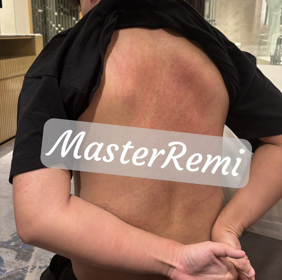 MasterRemi2's tweet photo. 它说它是第一次被抽，其实有点忘了当时为什么忽然要惩罚它，但一定是有理有据的，我不太瞎找理由抽畜生。当然了作为一个sadist，看畜生痛苦而顺从的样子，我是开心的。 https://t.co/ADMSJzdEs3
