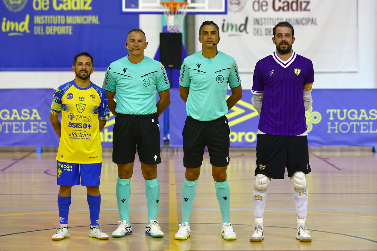 CDVirgiliCadiz's tweet photo. 🃏 𝐕𝐀𝐘𝐀 𝐂𝐔𝐀𝐑𝐓𝐄𝐓𝐎 𝐃𝐄 𝐀𝐒𝐄𝐒.

Los árbitros Juan José Cordero y Pedro Carrillo, junto a los capitanes Jesulito y Fabio, posaron antes del encuentro.

Cuatro referentes sobre el parqué y una foto de las que merece la pena guardar. 📸

¡Nivelazo! 💛💙 https://t.co/tkGNaEGepJ