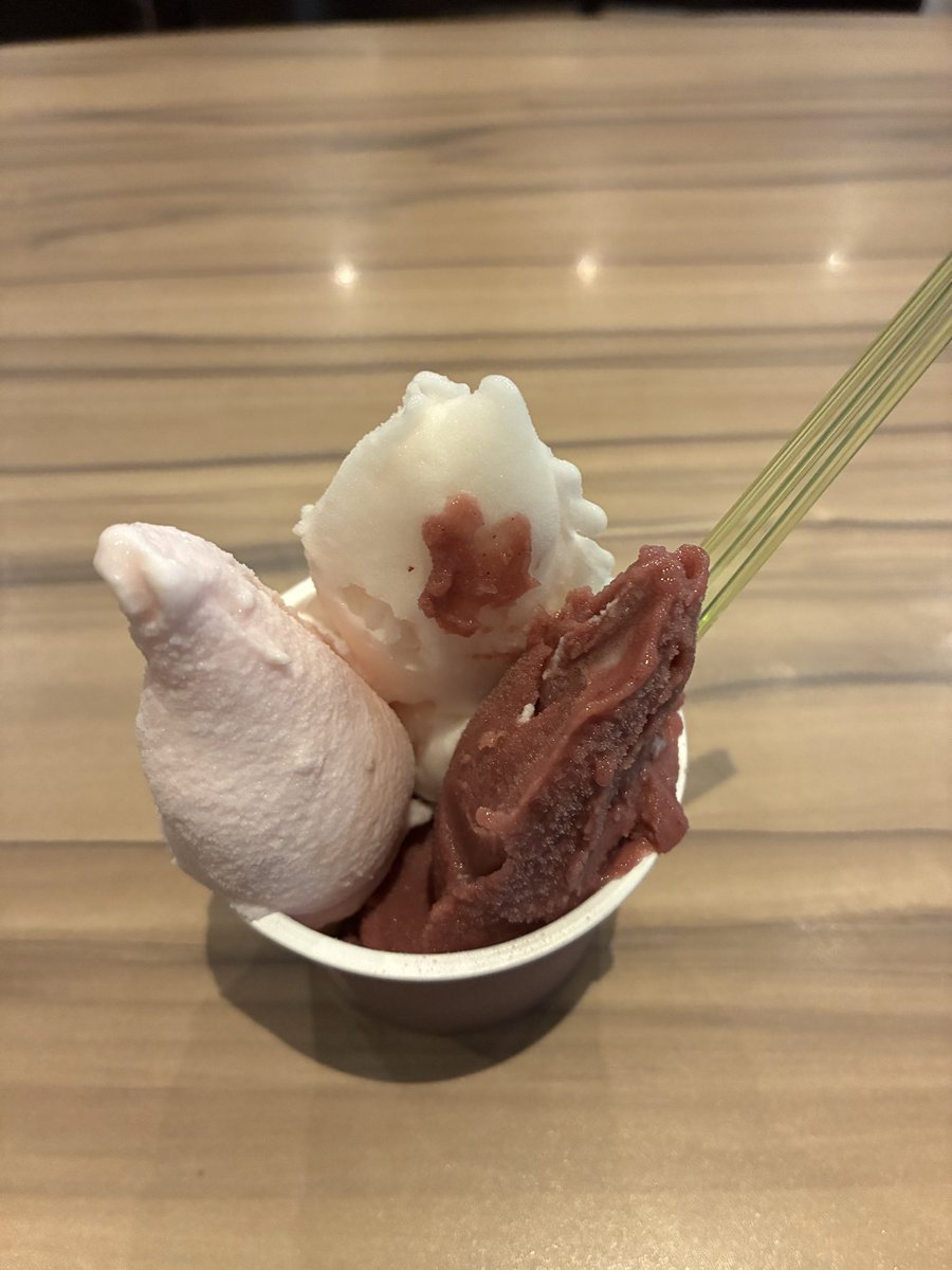 ccs0731's tweet photo. とりあえずジェラート食って、クジが減るのを待ってみる
贅沢にトリプルで！

、、、このジェラート、クジ一回分で食えるんだよなぁ(正気に戻るな、、、！) https://t.co/35PVxb0Kgs