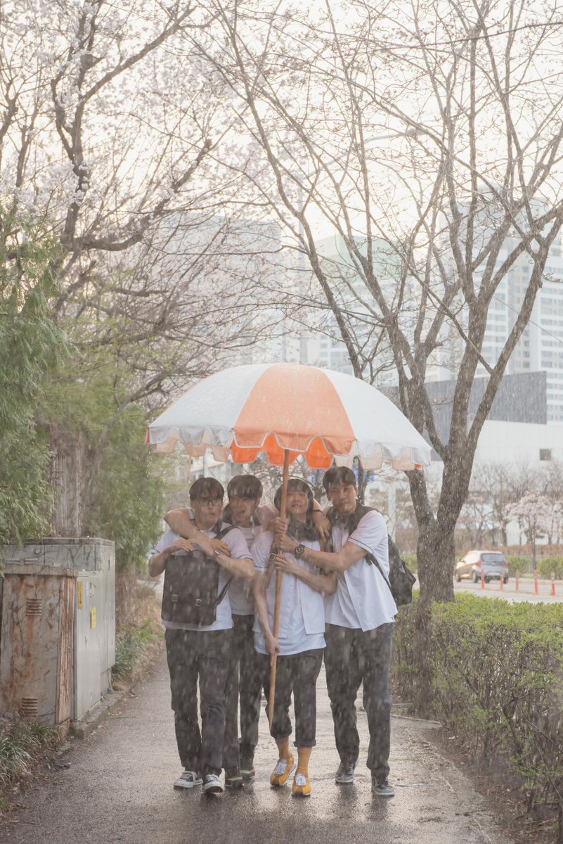 firstride_movie's tweet photo. ┈┈ 𝘚𝘛𝘖𝘙𝘠 ┈┈✈️

6歳の時に出会って以来、
ともに青春を過ごしてきた親友4人組。

完璧主義者の“勤勉バカ" なテジョン、
ネジの外れた“無邪気バカ" のドジン、
自分を客観視できない“顔天才バカ" なヨンミン、
目を開けたまま眠る“ウザいバカ" のグムボム。

「誰が一番バカか」を競い合いながら、
いつも4人で笑い合ってきた。

 高校卒業を控えたある日、
ニュージーランドへの移住が決まった
ヨンミンとの思い出を作ろうと、卒業旅行を計画する。
修学旅行には停学処分で参加できなかった
彼らが目指したのは、DJを夢見るヨンミンとドジンの
憧れのDJサウスが出演するタイの音楽フェス。
しかし出発当日、空港までの行き道でバスに乗り遅れ、
4人の旅はお預けとなる。 

あれから 10 年──。
大人になった彼らは、
あの日果たせなかった約束を胸に、
ついに初めての海外旅行へ向かう。
そこへオクシムも加わり、旅は思いもよらぬ展開に。

そして波乱だらけの旅の先で彼らが向き合うのは、
胸の奥にしまい込んできたある事実だった...。

•*¨*•.¸¸✈️☁️•*¨*•.¸¸✈️☁️•*¨*•.¸¸✈️

映画『 #ファーストライド 』
9.25 Fri. 搭乗開始 .....🛫
購入特典付きムビチケ販売中💫