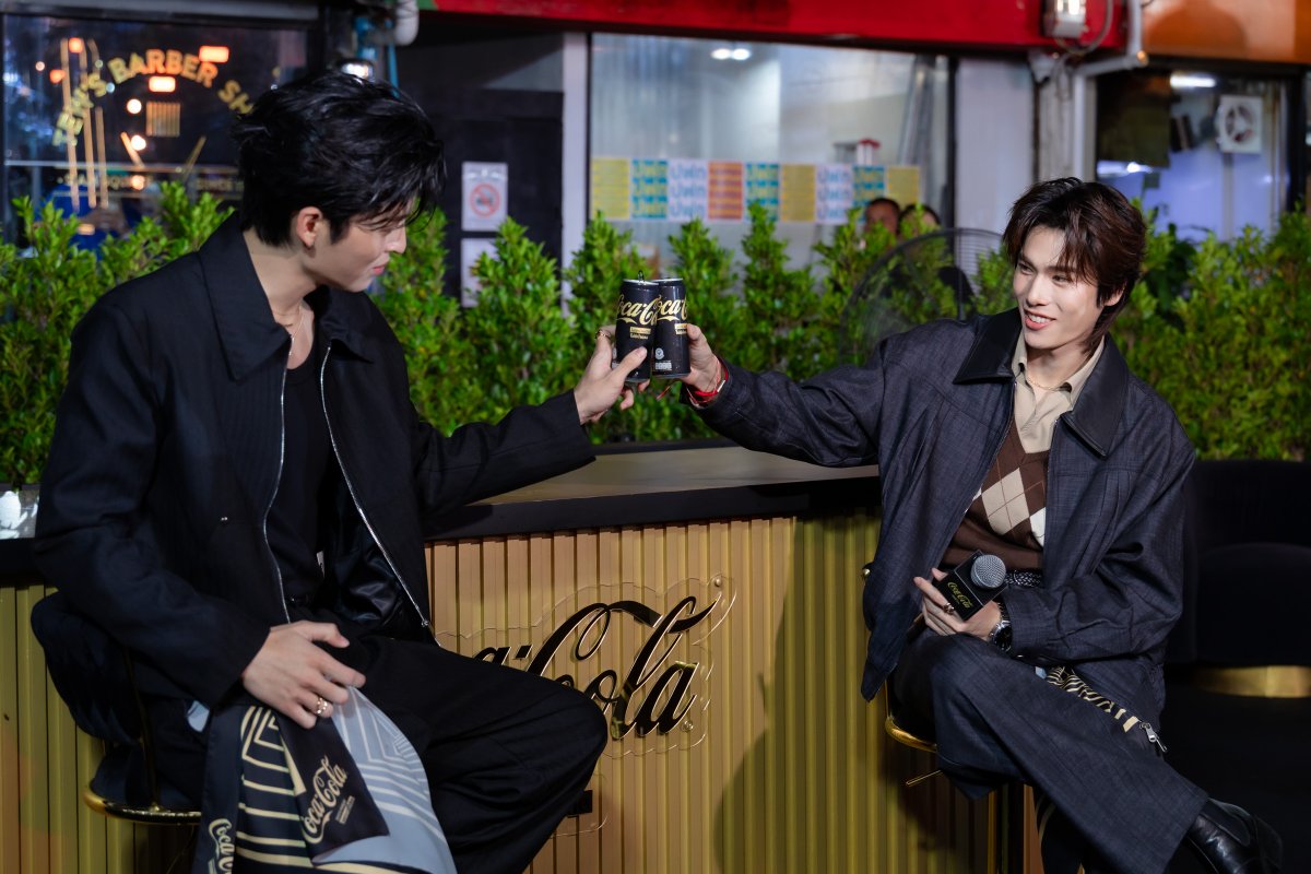 Newsideupdate's tweet photo. "บิวกิ้น-ปอนด์-ภูวินทร์-ปัน" นำทีมซ่าทะลุลิมิต เนรมิตสยามสแควร์จัดงาน 'COKE ZERO ZERO LIMIT NIGHT'
.
กลุ่มธุรกิจโคคา-โคล่า ในประเทศไทย เปิดตัวนวัตกรรมเครื่องดื่มใหม่ “โค้ก” ซีโร่ ซีโร่ สูตรไม่มีน้ำตาล ไม่มีกาเฟอีน อย่างยิ่งใหญ่ ด้วยการเนรมิตลานสยามสแควร์ บล็อก เค ให้กลายเป็นจุดเช็กอินยามค่ำคืนสุดแกลมในงาน "COKE" ZERO ZERO LIMIT NIGHT ภายใต้คอนเซปต์ "คืนไหนก็ซ่ามีสไตล์ได้ ไม่ต้องซี"
.
ภายในงานได้ 4 ศิลปินหนุ่มสุดฮอต บิวกิ้น พุฒิพงศ์, ปอนด์ ณราวิชญ์, ภูวินทร์ ตั้งศักดิ์ยืน และ ปัน สรณวรรธ มาร่วมสร้างความสนุก ขนทั้งมินิคอนเสิร์ตและกิจกรรมเล่นเกมสุดเอ็กซ์คลูซีฟมาเรียกเสียงกรี๊ด สะท้อนไลฟ์สไตล์คนรุ่นใหม่ที่ออกมาแฮงเอาต์ปล่อยจอยยามค่ำคืนได้แบบไร้กังวล
.
มุมถ่ายภาพและวิดีโอสุด exclusive พื้นที่ครีเอตคอนเทนต์อวดไลฟ์สไตล์ยามค่ำคืน โซน DIY Fashion เปิดโอกาสให้ผู้ร่วมงานตกแต่งไอเทมแฟชั่นในสไตล์ของตัวเอง พื้นที่ Chill-out & Sampling บริเวณนั่งชิลพร้อมแจก "โค้ก" ซีโร่ ซีโร่ ให้ทดลองชิมความอร่อยซ่าตลอดงาน
.
สัมผัสความสดชื่นไร้กาเฟอีนในแพ็กเกจสีดำทองสุดหรูของ "โค้ก" ซีโร่ ซีโร่ ได้แล้ววันนี้ที่ร้านค้าชั้นนำทั่วประเทศ และร่วมแชร์โมเมนต์ความสนุกผ่านแฮชแท็ก #CokeZeroZero และ #คืนไหนก็ซ่าได้ไม่ต้องซี

PONDPHUWIN COKE ZERO

#Bbillkin #บิวกิ้น #BILLKINxCokeZeroZero #ppnaravit #phuwintang #PONDPHUWINXCokeZeroZero #PUN #NewsideUpdate