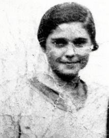 outsidersesp's tweet photo. El 15 de agosto de 1936 miembros de Falange y del Requeté secuestraban a Maravillas Lamberto Yoldi, de 14 años, aprovechando que quiso acompañar a su padre, militante de UGT, detenido por la Guardia Civil en Larraga, Navarra.

Los fascistas subieron a la niña a las dependencias superiores del ayuntamiento donde fue violada repetidas veces antes de asesinarla brutalmente. El cuerpo desnudo sin vida de la Maravillas fue arrojado a los perros.

La hermana de Maravillas, Josefina que entonces tenia 7 años, es una de las fundadoras de la Asociación de Familiares de Fusilados de Navarra (AFFNA-36) y hasta sus últimos días siguió luchando para que se hiciese justicia con el brutal crimen cometido con su hermana que, a día de hoy continua impune.