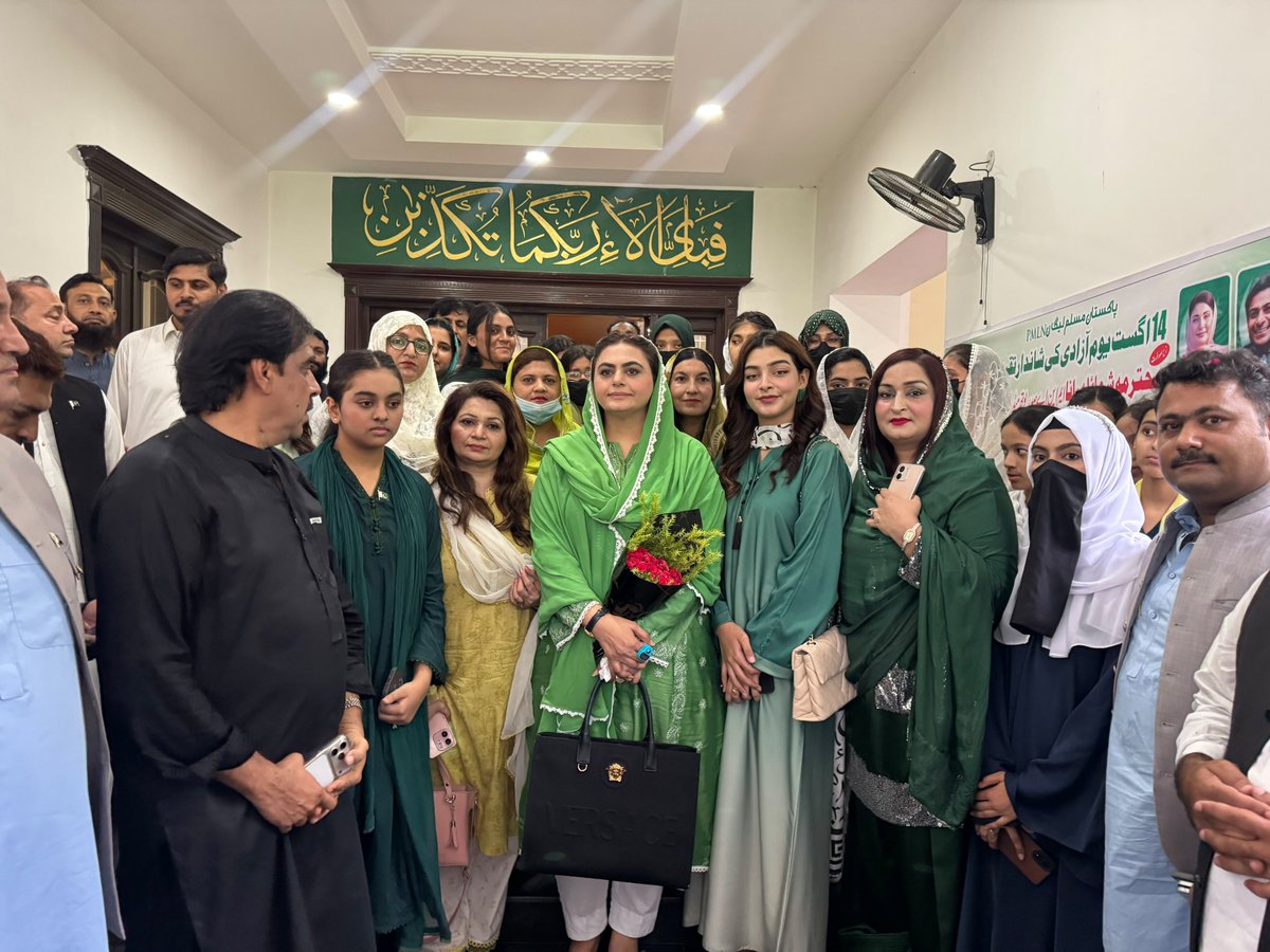 Alikhanyzai's tweet photo. جشنِ آزادی پر  یوتھ میڈیا ٹیم مسلم لیگ (ن) کا شاندار قومی جذبہ، 
یوتھ میڈیا ٹیم پنجاب نے صوبائی صدر محترمہ شمائ��ہ رانا، ایم این اے، کی قیادت میں جشنِ آزادی کے حوالے سے ایک شاندار اور یادگار پروگرام کا انعقاد کیا۔ لاہور، 180-H ماڈل ٹاؤن، مرکزی سیکرٹریٹ مسلم لیگ (ن)، رائش گاہ قائد میاں نواز شریف پر منعقدہ اس تقریب میں پنجاب بھر سے یوتھ میڈیا ٹیم مسلم لیگ (ن) کے عہدیداران نے بھرپور شرکت کی۔
تقریب میں سینٹرل آرگنائزر سوشل میڈیا ونگ و سیکرٹری جنرل پنجاب یوتھ میڈیا ٹیم مسلم لیگ (ن) آفتاب خان نیازی سمیت پنجاب بھر کے عہدیداران شریک ہوئے۔اسی طرح سندھ میں صوبائی صدر فہد علی بٹ، بلوچستان میں عامر جان بہرانی اور خیبر پختونخوا میں افشان حسین ایڈووکیٹ نے بھی جشنِ آزادی کے حوالے سے بہترین اور مثالی پروگرامز کا انعقاد کیا۔ میں تمام صوبائی قیادت اور یوتھ میڈیا ٹیم کے عہدیداران کو شا��دار پروگرامز کے انعقاد پر خراجِ تحسین پیش کرتا ہوں۔قائد میاں نواز شریف کی قیادت میں دفاعِ پاکستان کو مضبوط بنانے کے جرات مندانہ فیصلوں، وزیراعظم شہباز شریف کی سفارتی محاذ پر کامیابیوں اور بالخصوص وزیراعلیٰ پنجاب محترمہ مریم نواز شریف کی دن رات انتھک محنت خدمت کی سیاست ترقی و خوشحالی  کو مؤثر انداز میں اجاگر کرنے کا عزم کیا گیا۔
یوتھ میڈیا ٹیم مسلم لیگ (ن) پاکستان کے مثبت تشخص، جمہوری اقدار، قومی یکجہتی اور ملکی ترقی کے پیغام کو ہر سطح پر اجاگر کرنے کے لیے اپنا کردار بھرپور انداز میں جاری رکھے گی۔
پاکستان زندہ باد 🇵🇰
مسلم لیگ (ن) پائندہ باد ❤️🇵🇰