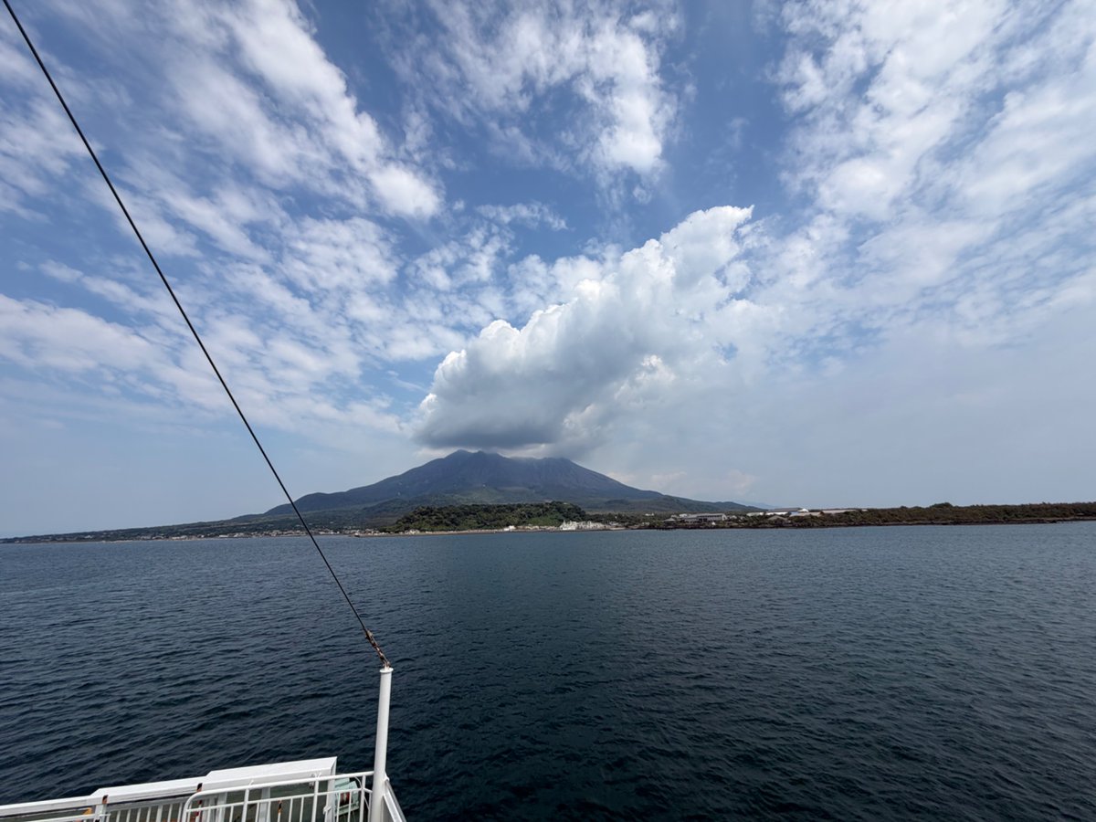asahi_ruis's tweet photo. 桜島←→霧島神宮

オーソドックスに桜島〜霧島神宮

気候もさることながら九州という土地の雄大さとエネルギー

日本神話で霧島は神が降りた地ということなので、現地で確保しておいたパワーばら撒いとくね https://t.co/0fCJx9fj82