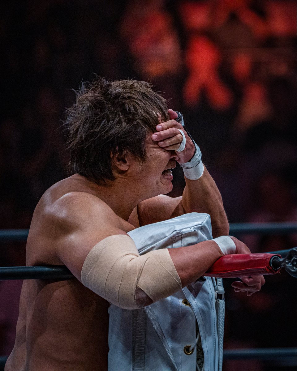 4shita6's tweet photo. 2026.8.15 新日本プロレスリング
両国国技館
勝利の直後、手で顔を覆う小島
二人にしか分からない絆
#小島聡
#天山引退 #njpw https://t.co/TOlDPgJ65c