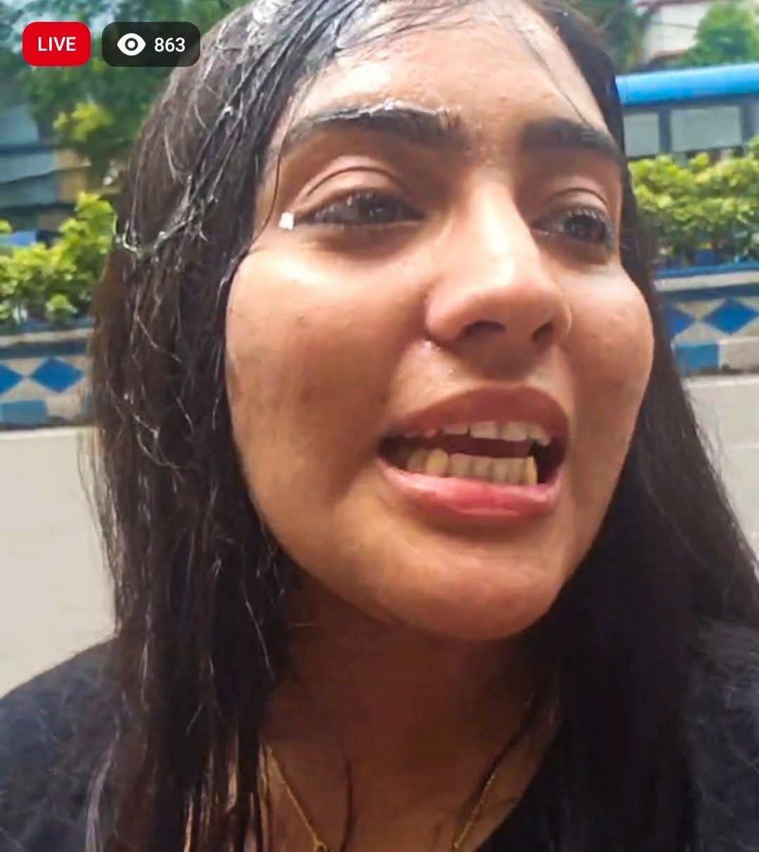 IshwariPatni's tweet photo. Independence Day! On broad day light @03upasana was attacked by BJP goons. While Police remained mute spectator!

Shame On @KolkataPolice, thuuuuu 

@Pawankhera 
@abhijeet_dipke
@RahulGandhi https://t.co/s0HLfxQIxb