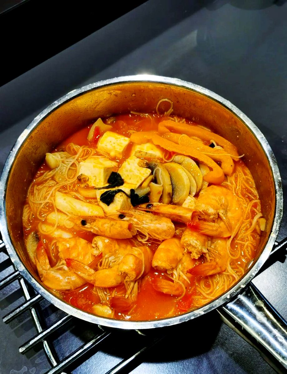 ajajaJa554's tweet photo. Tried authentic tom yum goong from a tiny Thai spot downtown! The sour-spicy broth, plump shrimp, and fragrant lemongrass hit all the right notes—will definitely be back this week!， https://t.co/NRKeEHbnn1