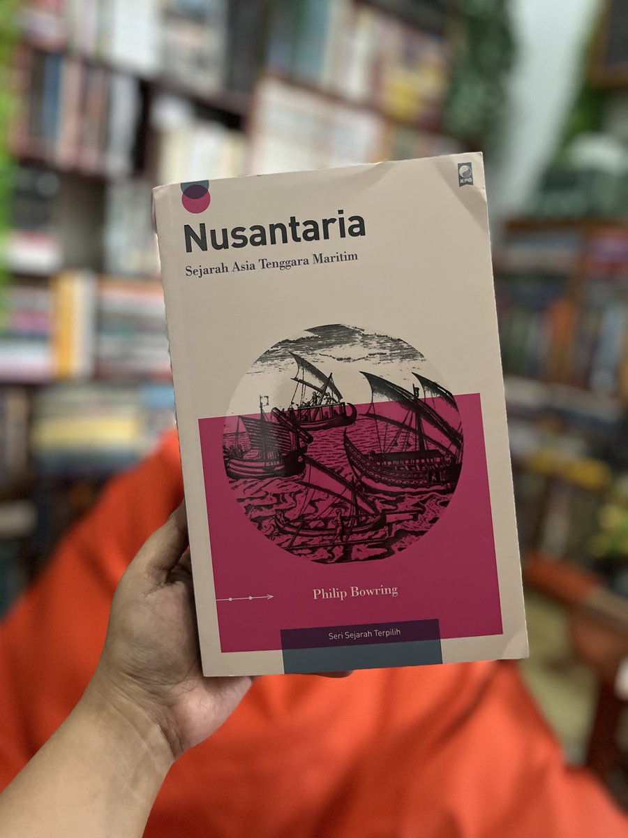 chocolatyaa's tweet photo. Seneng banget akhirnya kesampaian beli 2 buku ini. 

Nusantara adalah karya ttg sejarah Indonesia pra kolonial hingga 1941 sementara Nusantaria membahas sejarah kawasan pantai2 Asia Tenggara, dari semenanjung Malaya, Indonesia sampai Filipina. 

Must Buy for history buff! https://t.co/hByJhB3BfV