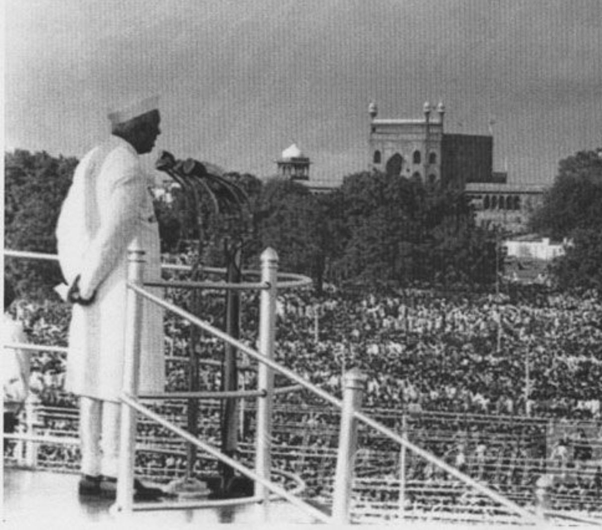 KraantiKumar's tweet photo. भारत के पहले प्रधानमंत्री पंडित जवाहरलाल नेहरू ने 15 अगस्त 1947 को लाल किले से भाषण देने की परंपरा शुरू की. 

लाल किले अब कुल 13 प्रधानमंत्री और 79 भाषणों का साक्षी है. किस प्रधानमंत्री ने कितनी बार भाषण दिया.

जवाहरलाल नेहरू - 17 बार
इंदिरा गांधी - 16 बार
नरेंद्र मोदी - 13 बार
मनमोहन सिंह - 10 बार
अटल बिहारी वाजपेयी - 6 बार
राजीव गांधी - 5 बार
पीवी नरसिम्हा राव - 5 बार
लाल बहादुर शास्त्री - 2 बार
मोरारजी देसाई - 2 बार
चौधरी चरण सिंह - 1 बार
वीपी सिंह - 1 बार
एचडी देवगौड़ा - 1 बार
आई.के गुजराल - 1 बार
चंद्रशेखर - 0

इस लाल किले से जितना बोला गया अगर उसका 50% भी हुआ होता तो आज भारत चीन से आगे होता. नेता बोलता क्या है वो महत्वपूर्ण नही है. महत्वपूर्ण है नेता करता कितना है. हम लोगों को देखना चाहिए नेता कर क्या रहा है. लेकिन हम लोग केवल नेता बोला हुआ सुनकर गद गद हो जाते हैं.