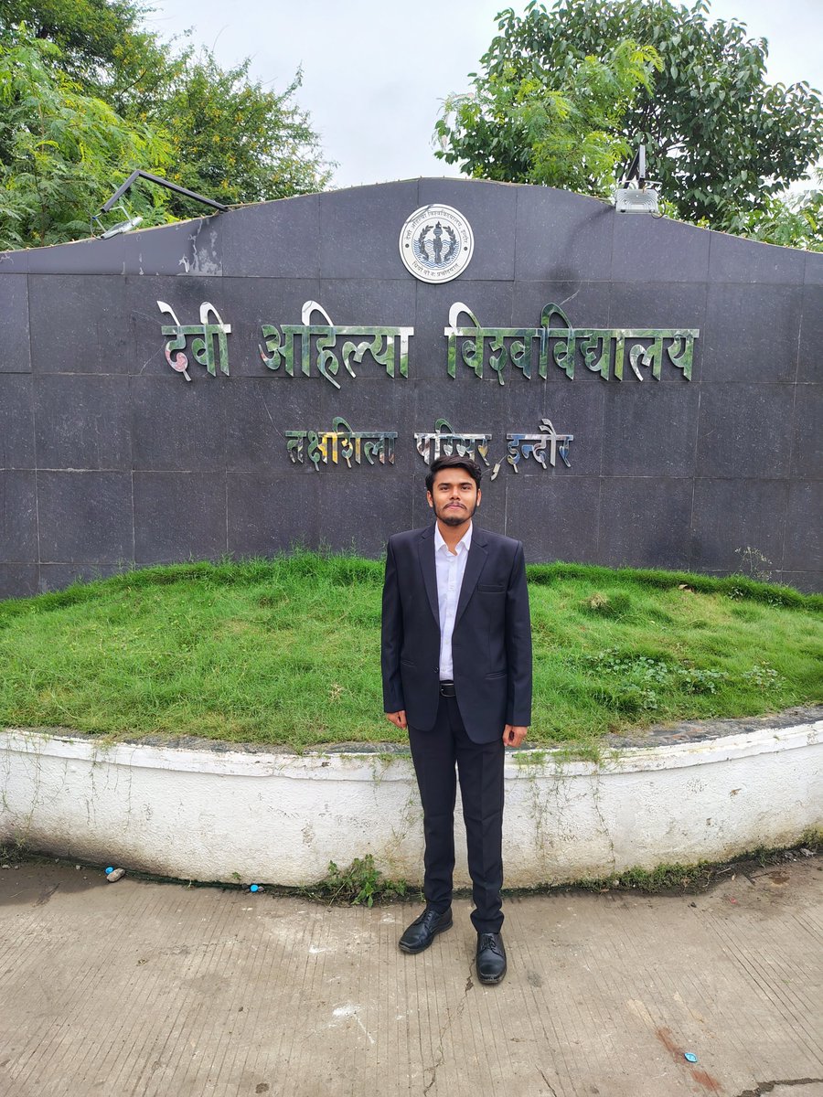 RajKumarSi83794's tweet photo. देवी अहिल्या विश्वविद्यालय, इंदौर  जहाँ पढ़ाई के साथ यादें भी बनती हैं। 🎓✨
कुछ सफ़र मंज़िल से ज्यादा खूबसूरत होते हैं, और DAVV उन्हीं खूबसूरत सफ़रों का हिस्सा है।  #DeviAhilyaVishwavidyalaya #Indore #StudentLife #Memories https://t.co/2PVme1mQpJ