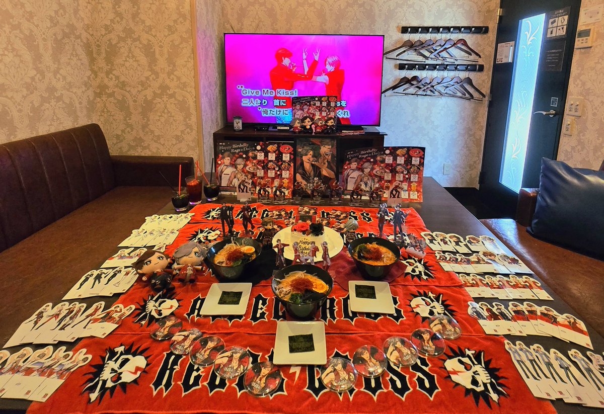 inthepocket_of's tweet photo. レベクロ真ん中バースデーお祝いしてきました🎉🎂🎉
プリントケーキとても美しく作っていただけて嬉しい✨✨大輪の薔薇に埋もれがちレイジ👊😊
パセラさんもベリーズスウィーツキッチンさんもいつもありがとうございます！

※画像の使用について株式会社ユークスの許諾を得ています。

#ARP
#パセラ https://t.co/mQOI6Et7UA
