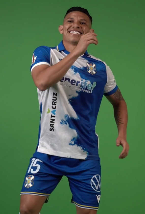 Nono1978Amc's tweet photo. Hoy les traigo:

@CDTOficial Santa Cruz Sponsor Update.

Actualizados todos los kits del Tenerife con el nuevo sponsort vertical Santa Cruz en las camisetas. Y en breve tendréis la 3ª equipación, pero esa me va a dar trabajo.

Descargar/Download: https://t.co/MRFk1vMzwW https://t.co/tDBN41iO7W