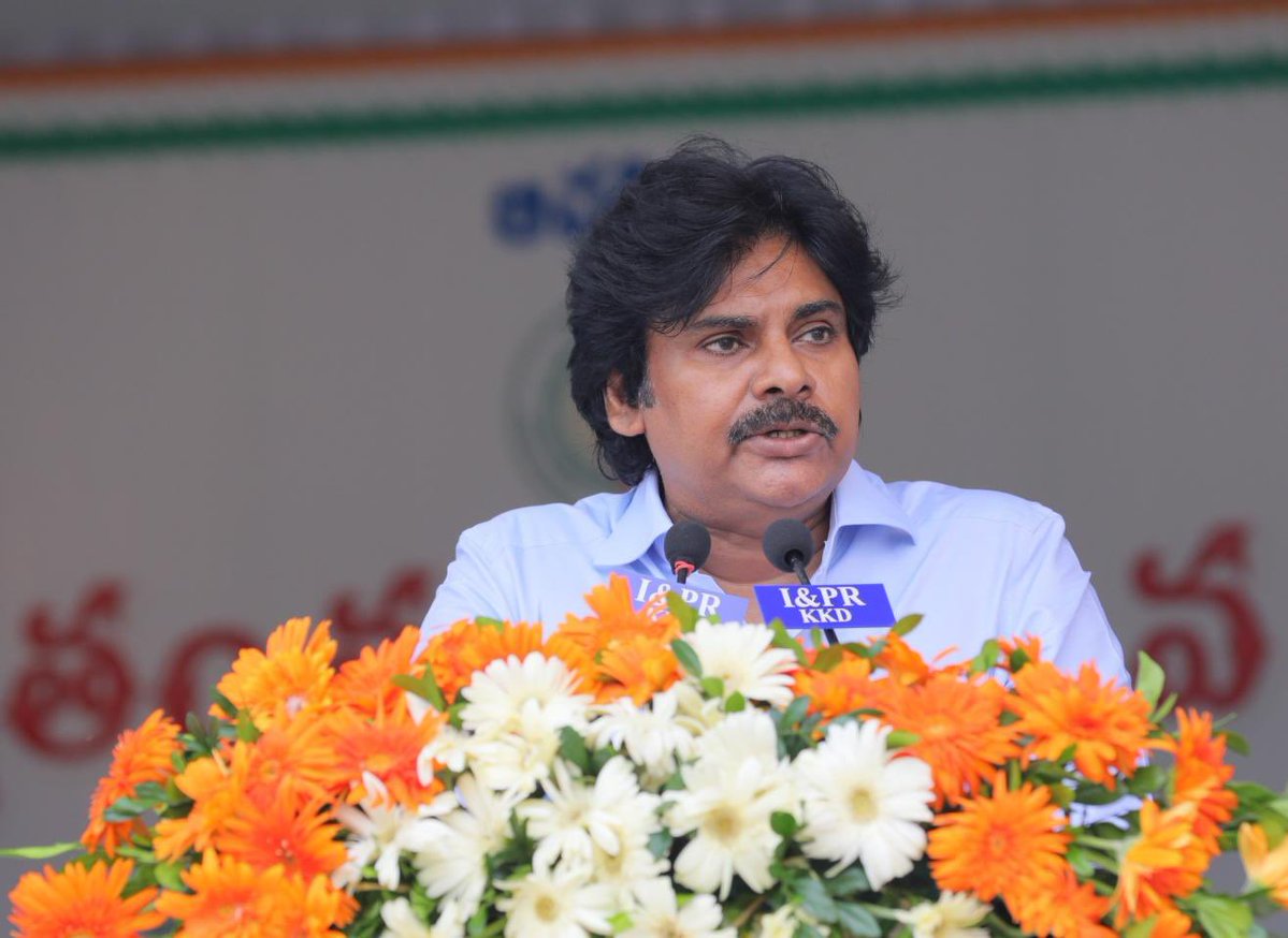 APDeputyCMO's tweet photo. విధ్వంసం కాదు… నిర్మాణమే యువత లక్ష్యం కావాలి

80వ స్వాతంత్ర్య దినోత్సవం సందర్భంగా కాకినాడ పోలీస్ పరేడ్ గ్రౌండ్‌లో జాతీయ జెండాను ఆవిష్కరించిన గౌరవ ఉప ముఖ్యమంత్రి శ్రీ @PawanKalyan గారు, దేశ భవిష్యత్తును తీర్చిదిద్దడంలో యువత పాత్రపై బలమైన సందేశాన్ని ఇచ్చారు.

“యువత కేవలం భారతదేశ భవిష్యత్తు కాదు… భారతదేశ ప్రస్తుత బలం కూడా. ప్రశ్నించండి… కానీ నిజానిజాలు తెలుసుకుని ప్రశ్నించండి. మార్పు కోసం పోరాడండి… కానీ ఆ పోరాటం విధ్వంసం వైపు కాకుండా నిర్మాణం వైపు నడవాలి. డబ్బుకు మీ ఓటును అమ్ముకోకండి… తప్పుడు సమాచారానికి మీ ఆలోచనను అమ్ముకోకండి… ద్వేషానికి మీ భవిష్యత్తును అప్పగించకండి” అని యువతకు పిలుపునిచ్చారు.

సోషల్ మీడియాలో వేగంగా వచ్చే ప్రతి సమాచారం నిజం కాదని, ఏ విషయాన్నైనా నమ్మే ముందు ఆలోచించాలని, అనుసరించే ముందు ప్రశ్నించాలని, నిర్ణయం తీసుకునే ముందు నిజానిజాలను పరిశీలించాలని సూచించారు. బలమైన ప్రజాస్వామ్యానికి గుడ్డిగా అనుసరించేవారు కాదు… ఆలోచించే, ప్రశ్నించే, పరిష్కారాలు చూపే బాధ్యతాయుతమైన యువత అవసరమని స్పష్టం చేశారు.

భగత్ సింగ్, అల్లూరి సీతారామరాజు, నేతాజీ సుభాష్ చంద్రబోస్ వంటి మహనీయుల త్యాగాల స్ఫూర్తితో యువత తమ శక్తిని దేశ నిర్మాణానికి ఉపయోగించాలని కోరారు. ఉద్యోగాల కోసం ఎదురుచూసే యువత మాత్రమే కాదు… అవకాశాలను సృష్టించే యువత కావాలి. దేశాన్ని విమర్శించడమే కాదు… దేశాన్ని ముందుకు నడిపించే యువత కావాలి అని పేర్కొన్నారు.

అదే సమయంలో గౌరవ ప్రధానమంత్రి శ్రీ @narendramodi గారి నాయకత్వంలో, గౌరవ ముఖ్యమంత్రి శ్రీ @ncbn గారి నాయకత్వంలో, కేంద్ర–రాష్ట్ర ప్రభుత్వాల సమన్వయంతో ఆంధ్రప్రదేశ్ అభివృద్ధి వేగంగా ముందుకు సాగుతోందని తెలిపారు. అడవితల్లి బాట కింద ₹2,078 కోట్లతో 2,310 కి.మీ. గిరిజన రహదారులు, ₹8 వేల కోట్లతో మెగా వాటర్ గ్రిడ్, ₹9,355 కోట్లతో 6,500 గ్రామాలకు తాగునీరు, రైతు సంక్షేమం, అటవీ పరిరక్షణ, అమరావతి అభివృద్ధి, పోలవరం పూర్తి వంటి కార్యక్రమాలను మన NDA ప్రభుత్వం వేగంగా ముందుకు తీసుకెళ్తోందని వివరించారు. పిఠాపురం నియోజకవర్గంలోనూ దాదాపు ₹1,000 కోట్లతో కీలక అభివృద్ధి పనులు చేపట్టినట్లు తెలిపారు.

“సంక్షేమం ద్వారా ప్రజలకు ఈ రోజు భరోసా కల్పిస్తున్నాం… అభివృద్ధి ద్వారా రేపటి అవకాశాలను నిర్మిస్తున్నాం. ఈ తరం చేతిలో ఉన్నది కేవలం ఒక జ్యోతి కాదు… భారతదేశ భవిష్యత్తు. ఆ జ్యోతిని మీ ఆలోచనలతో, ప్రతిభతో, కష్టంతో, నిజాయితీతో మరింత ప్రకాశవంతం చేయండి” అని శ్రీ పవన్ కళ్యాణ్ గారు పిలుపునిచ్చారు.

#IndependenceDayIndia