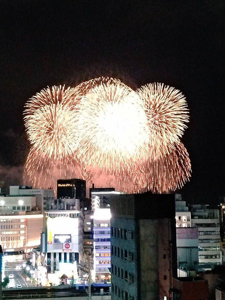 Bar_AONEKO's tweet photo. オープンしました！
今日は出目で一喜一憂してもらえるサイコロを使ったゲームをオススメしてます。
ルールがシンプルなものから考え込むものまで色々とありますので気になったタイトルを手に取ってみて下さい。
また、19:30から神戸港ウィークエンド花火が打ち上がりますので、観覧したい方も是非！ https://t.co/2ssdGqpKMz