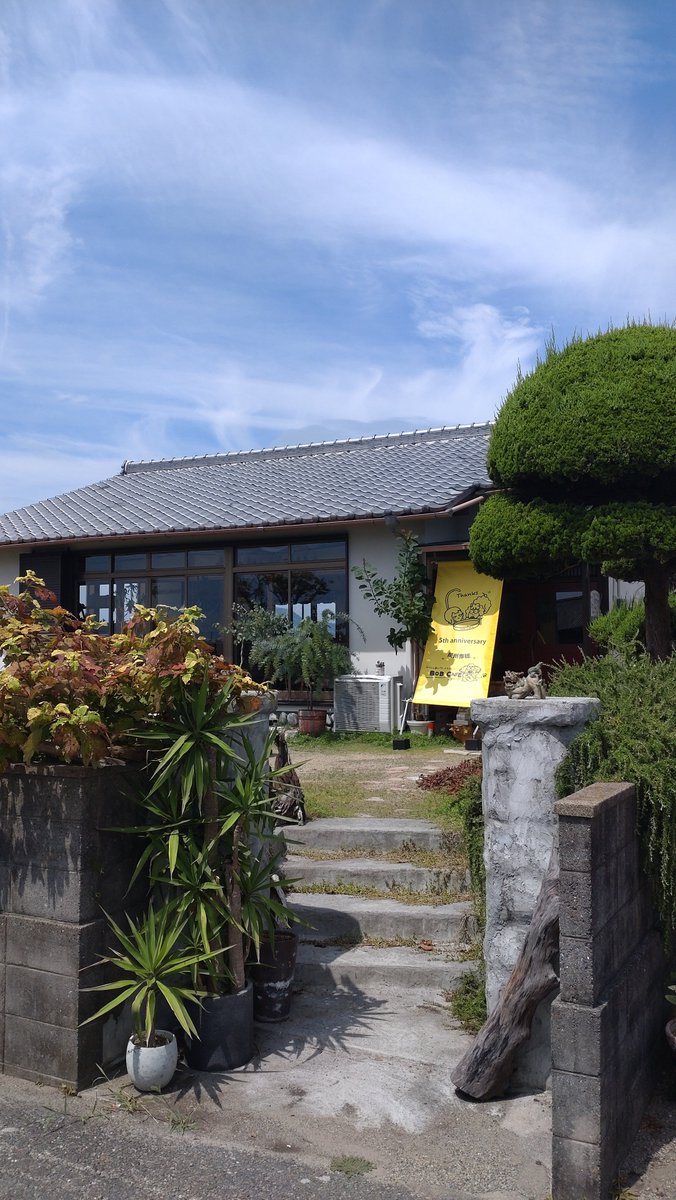 IOw5Hdg8EKnhV8S's tweet photo. ＃BOBCAFE
唐揚げ、ロコモコ、タコライス、ティラミス、チーズケーキ、アイスコーヒー。
団体さんと常連さん達で賑やか。バイクに地上最低高の法規制は無いのだとかw
溜まり過ぎた読書ノートの書き取りを頑張ったけれど終わらず。
大変有意義なお盆休みの一日。
ごちそうさまでした♪
^⁠_⁠^ https://t.co/M8gyFRLl2A