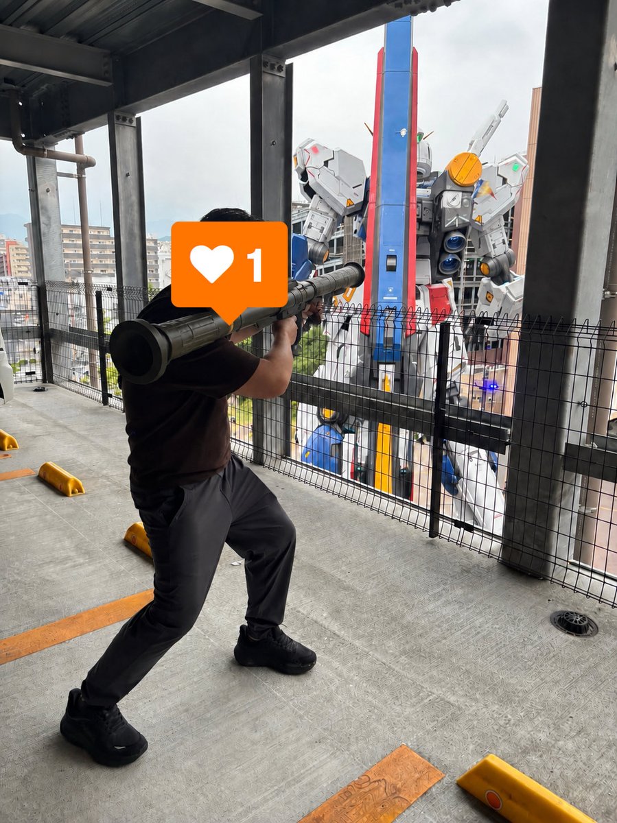 crank88190867's tweet photo. νガンダムを市街地で発見したので背面から狙撃してる https://t.co/lYC5LoXHXP