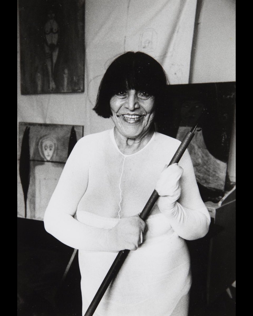 istanbulmodern_'s tweet photo. Bugün, Semiha Berksoy’un (1910-2004) aramızdan ayrılışının 22. yıldönümü.

“Tüm Renklerin Aryası” sergisiyle sanatını, yaşamını ve ilham vermeye devam eden eşsiz dünyasını kutladığımız Semiha Berksoy’u, yaşamının farklı dönemlerinden fotoğraflarla anıyoruz.

Sanatçının farklı disiplinlere yayılan 200’ü aşkın üretimini bir araya getiren “Semiha Berksoy: Tüm Renklerin Aryası” sergisi, 6 Eylül 2026’ya kadar İstanbul Modern’de görülebilir.
—
Today marks the 22nd anniversary of Semiha Berksoy’s (1910-2004) passing.

Today, we remember Semiha Berksoy through photographs from different periods of her life, as we celebrate her life, art, and singular world that continues to inspire with “Aria of All Colors.”

Bringing together more than 200 works spanning different disciplines, “Semiha Berksoy: Aria of All Colors” is on view at Istanbul Modern through September 6, 2026.

1.
Semiha Berksoy, 2000’lerin başı Semiha Berksoy, early 2000s 

2.
Semiha Berksoy, Ankara, 1996 

3.
Semiha Berksoy, Ankara, 1968 

4.
Semiha Berksoy, Festspielhaus Bayreuth’ta düzenlenen Bayreuth Festivali’nde (Richard Wagner Festivali), Temmuz 1958 
Semiha Berksoy at the Bayreuth Festival (Richard Wagner Festival), held at the Festspielhaus Bayreuth, July 1958 

5.
Semiha Berksoy ve kızı Zeliha Berksoy, 1947 Semiha Berksoy and her daughter Zeliha Berksoy, 1947 

6.
Semiha Berksoy, Giacomo Puccini’nin bestelediği ve Carl Ebert’in yönettiği Tosca operasında Floria Tosca rolünde. 1941, Ankara 
Semiha Berksoy in the role of Floria Tosca in Tosca by Giacomo Puccini and directed by Carl Ebert. Ankara, 1941 

7.
Semiha Berksoy, Ariadne auf Naxos gösterimi öncesi kuliste. 1939, Berlin 
Semiha Berksoy backstage before a performance of Ariadne auf Naxos. Berlin, 1939 

8.
Semiha Berksoy, ilk Türk operası Özsoy’da Ayşim rolünde. 1934, Ankara 
Semiha Berksoy in the role of Ayşim in Özsoy, the first Turkish opera. Ankara, 1934

9.
Semiha Berksoy, 1926 

10.
Semiha Berksoy, 1913 

her biri each
Semiha Berksoy varisleri ve Galerist izniyle 
Courtesy of the Estate Semiha Berksoy and Galerist