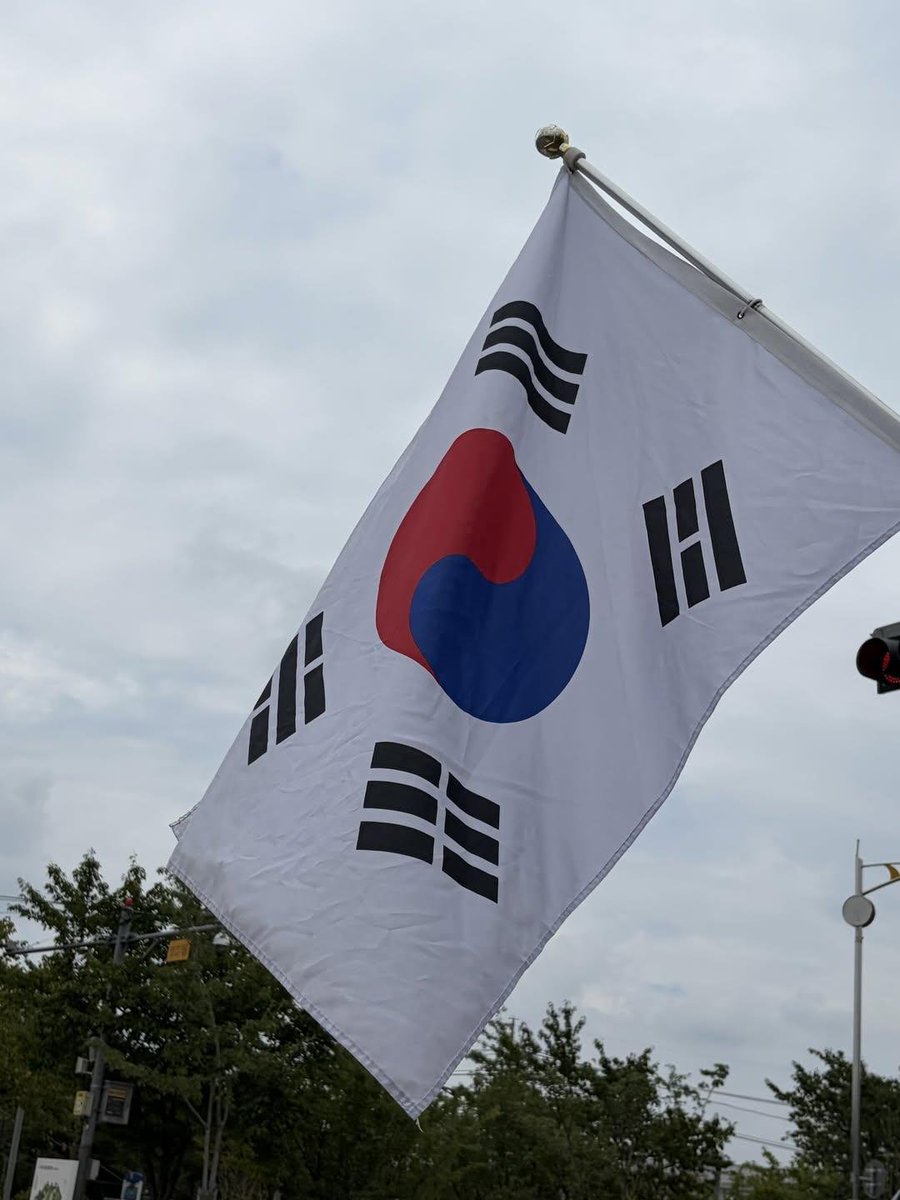 2meSahara's tweet photo. 출처 쓰레드 junho___park

용인시 거리에 태극기가 거꾸로 게양되어 있어서
동생 목마타고 직접 다시 다셨다고 함.

대단하신분...! 이제 많은 사람들이 뒤집힌 태극기를 알아본다니 감동이다..

반국세들아 이제 진짜 뜻대로 안될거다. https://t.co/lHjhfcEOqD
