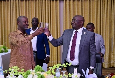 excel_tv1's tweet photo. Deputy Speaker Thomas Tayebwa says UNEB Executive Director Dan Odongo’s rise from a humble background to public service leadership should inspire Ugandans to embrace hard work, integrity and dedication.
By: kaanyi Elizabeth Justine
#ExcelTvUg https://t.co/RBaJ1b7J6a