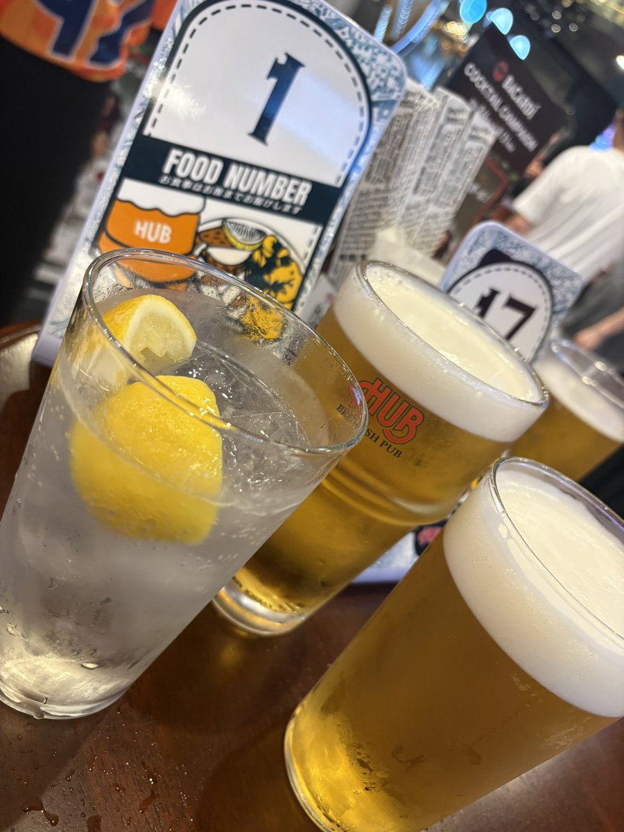 yyosh93's tweet photo. 静岡HUBでFマリノス戦行くぞ！
HUB観戦はエキマルシェのHUBで慣れてますが、ホーム戦でHUBは新鮮だし、店内エスパサポばっかりで嬉しいし、カウンター混む前にお酒確保しきるスタンス。 https://t.co/nbkWxXYQVA