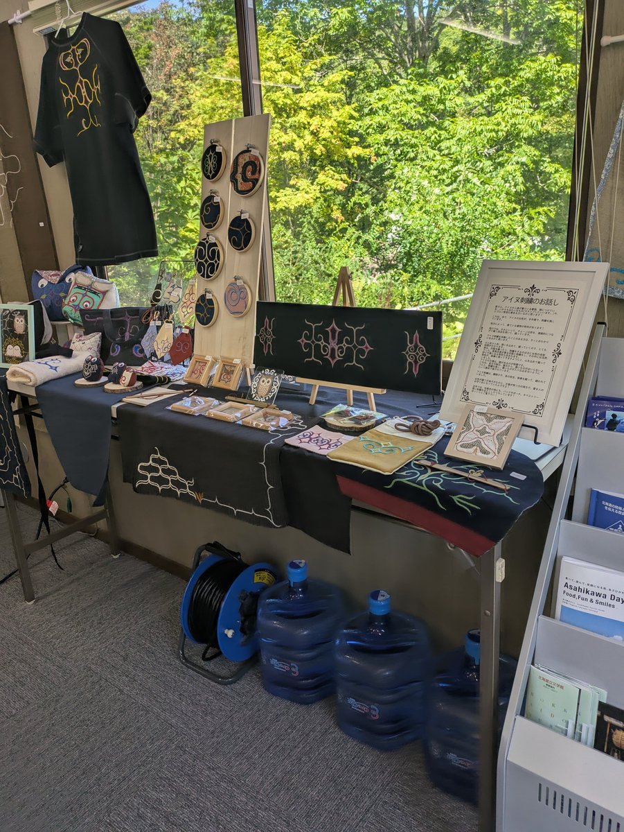 daiset_official's tweet photo. 【神居古潭のKAMUY GATE(カムイゲート)」に行ってきました】

8月5日(水)にオープンした神居古潭ビジターセンター「KAMUY GATE(カムイゲート)」に行ってきました。
午前10時～午後4時、10月31日まで毎日神居古潭やアイヌ文化の解説や観光情報を紹介。
アイヌ文化に関するワークショップ、小物の販売なども行い、ジオパーク関連のミニツアー「ちょこっとジオツアー」も実施中です。

オープン後10日経ちましたが、電動モビリティglafit レンタルによる神居古潭周遊や、VRゴーグルを装着した「神居古潭 空中散歩」体験などが人気だそうです。

目を引くのが、『アイヌ語地名版 旭川周辺図』。大雪山系
の山や川の位置関係が一目でわかる地図です。
この地図は今のところKAMUY GATEにしかありません。
アイヌ語解釈に諸説ある場合は、知里(真志保) 説と注釈がされたり、また「カムイミㇺタㇻ」を“大雪山の一部”と表記するなど信頼性の高い表示だと思いました。

この施設を訪れる人が増え、ジオやアイヌ文化に関心を持ってくれる人がもっと増えてくれたら嬉しいです。

開館期間：10月31日（土）まで
開館時間：10時～16時
運　　営：一般社団法人 チカラペ舎
施設内容
　・神居古潭やアイヌ文化の紹介、案内
　・軽食（パン、菓子等）、飲み物の販売
　・アイヌ文様を使ったワークショップ
　・VRゴーグル体験（神居古潭360°映像）
　・電動モビリティglafitの貸出
（対象：16歳以上／貸出時間：80分／料金：一般2,000円、高校生1,000円~学生証提示）

#旭川市 #神居古潭 #KAMUYGATE #カムイゲート #大雪山カムイミンタラジオパーク構想推進協議会 #日本遺産