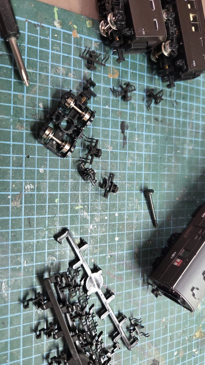 sppc5tn9's tweet photo. まだカプラー交換の作業が残ってた。これがまた、すごい量を残してる。
#nゲージ #カプラー #KATO #根性 https://t.co/1Utiyattxa