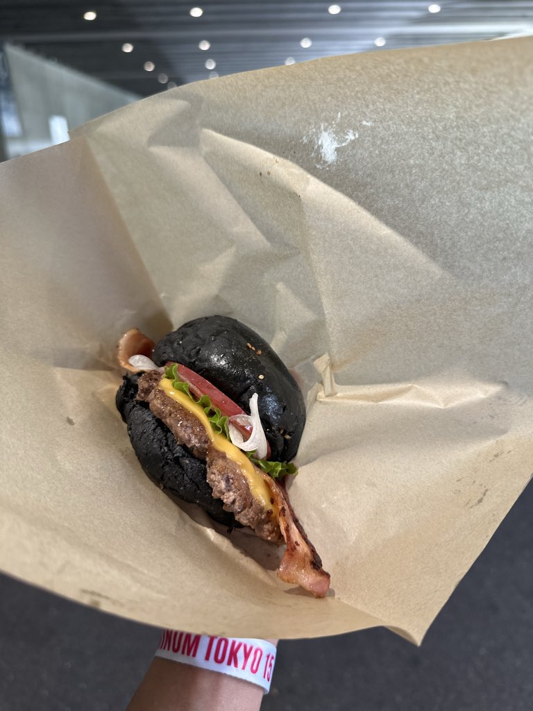 raghgraph's tweet photo. 昼飯として千葉ブラックバーガーを喰らう.
和の要素と素材の味を活かすとても美味しいバーガーでした！
挟んであるベーコンが香ばしくて美味すぎる！
クローク/グッズ売り場側の外のキッチンカーのところです。

#サマソニ #summersonic #フェス飯 https://t.co/PQFTErZeXy