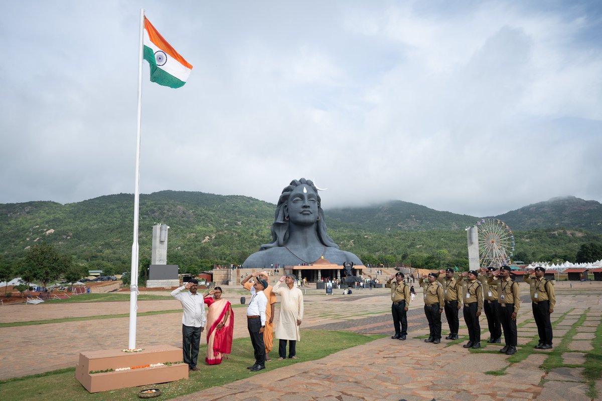 ishafoundation's tweet photo. Celebrating 80 years of Bharat’s Independence 🇮🇳
The 80th Independence Day was celebrated with patriotic spirit at Sadhguru Sannidhi Bengaluru, with Shri Ventakaravanappa, Ex-Serviceman, Kurlahalli, as the Chief Guest.
A day to honor the spirit of freedom, courage and the pride of being Indian. 🇮🇳
#IndependenceDay #80YearsOfIndependence #SadhguruSannidhi #Bengaluru #HarGharTiranga