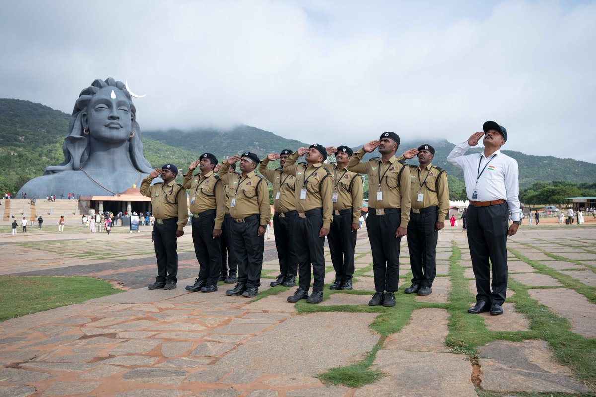 ishafoundation's tweet photo. Celebrating 80 years of Bharat’s Independence 🇮🇳
The 80th Independence Day was celebrated with patriotic spirit at Sadhguru Sannidhi Bengaluru, with Shri Ventakaravanappa, Ex-Serviceman, Kurlahalli, as the Chief Guest.
A day to honor the spirit of freedom, courage and the pride of being Indian. 🇮🇳
#IndependenceDay #80YearsOfIndependence #SadhguruSannidhi #Bengaluru #HarGharTiranga